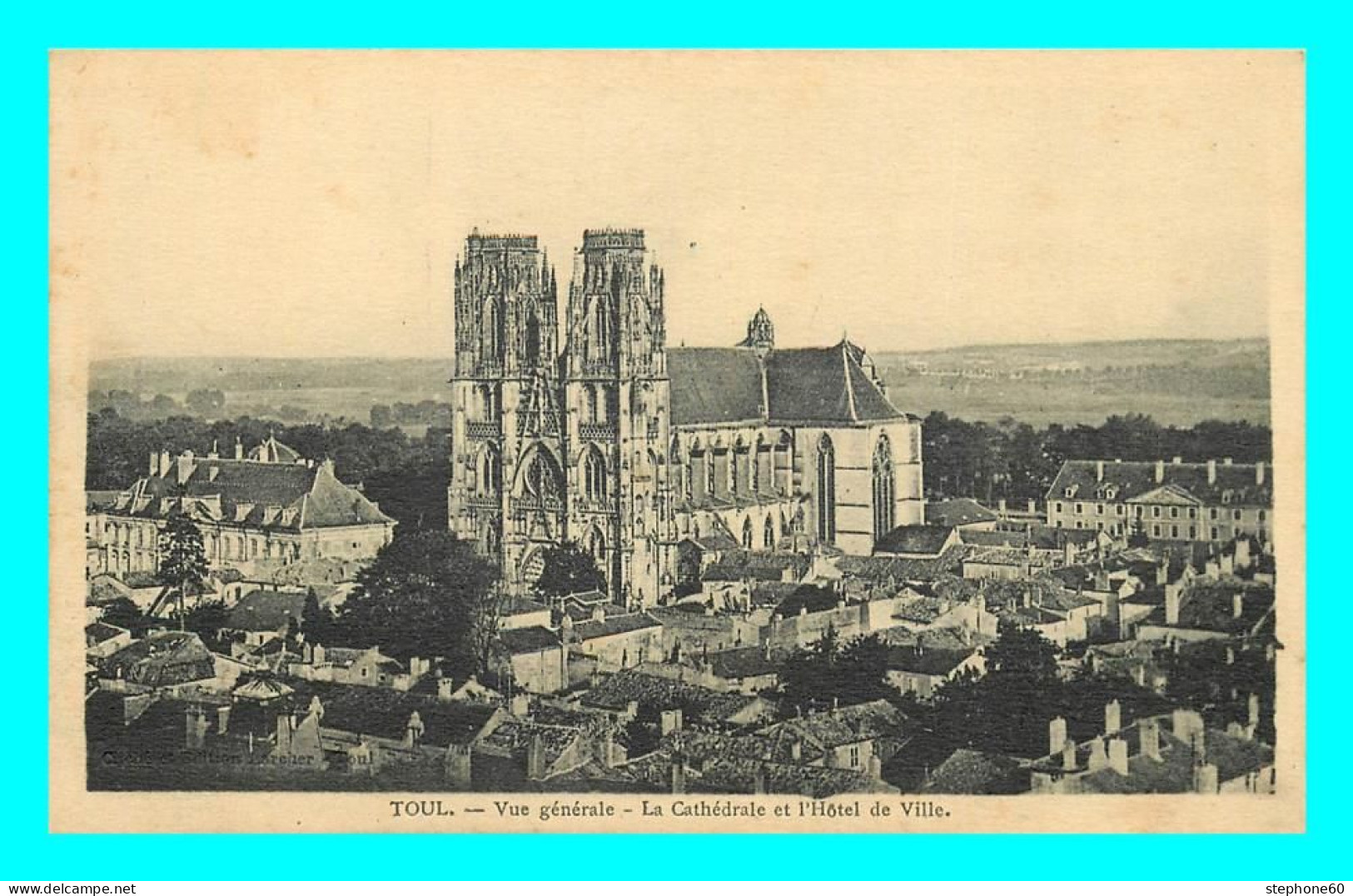 A825 / 007 54 - TOUL Vue Générale Cathédrale Et Hotel De Ville - Toul