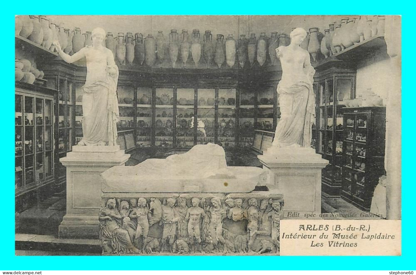 A827 / 163 13 - ARLES Intérieur Du Musée Lapidaire Vitrines - Arles