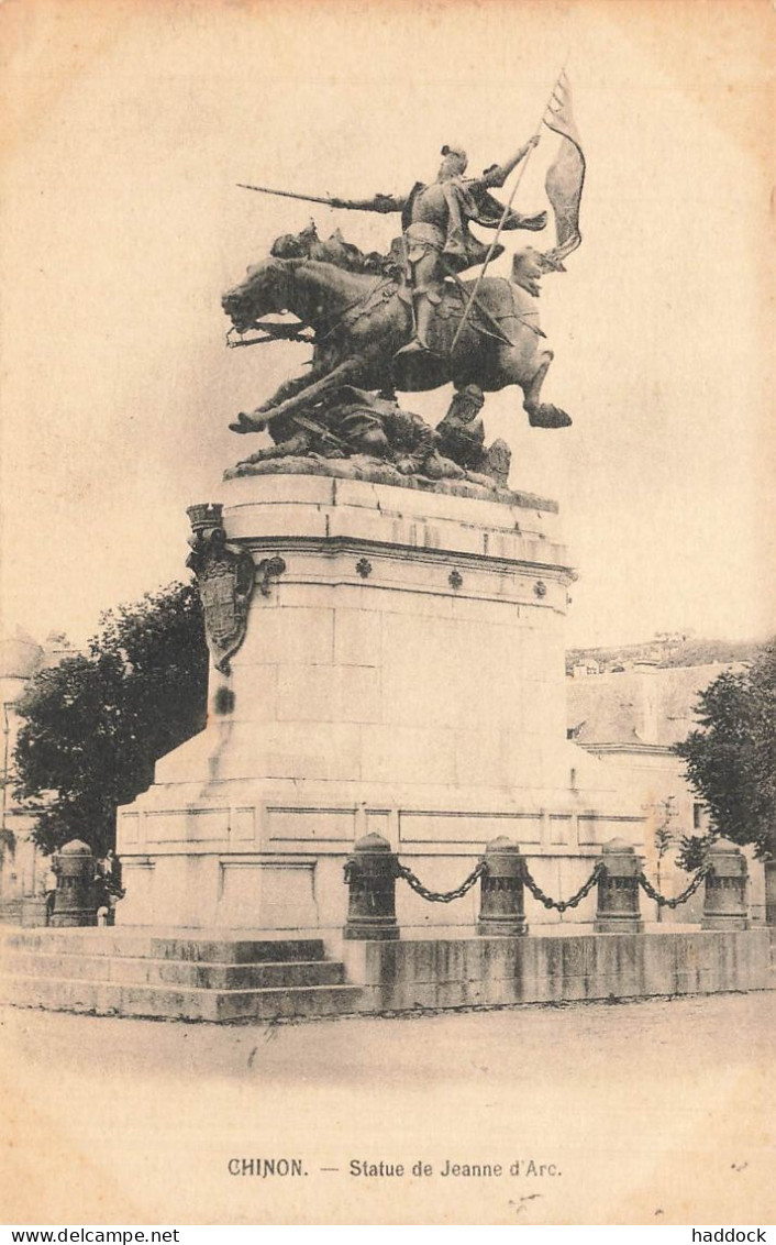 CHINON : STATUE DE JEANNE D'ARC - Chinon