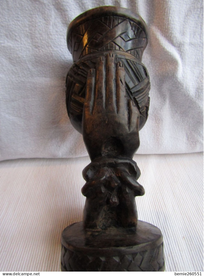 Merveilleuse Sculpture D'une Main Portant Une Coupe H 20 Cm - Afrikanische Kunst