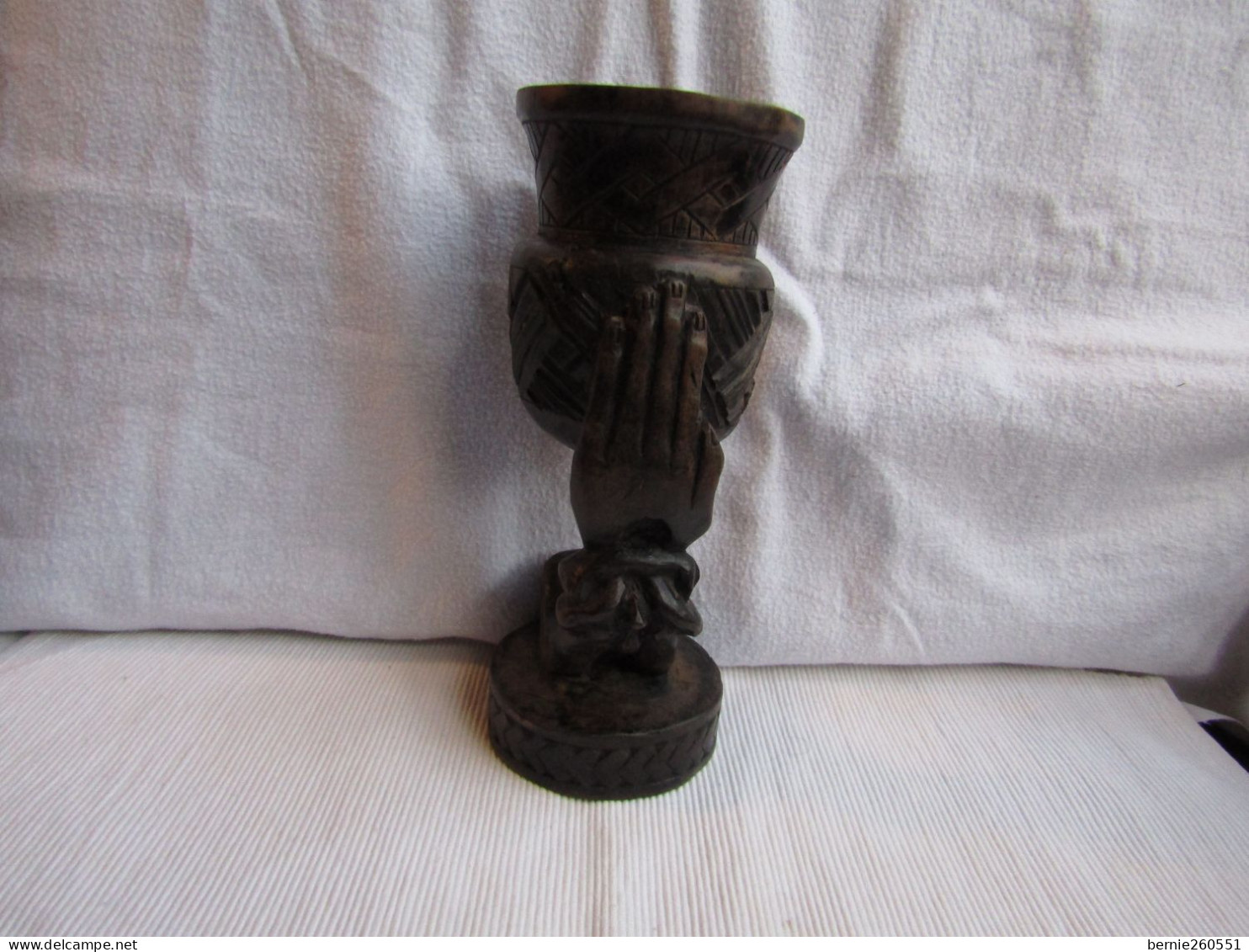 Merveilleuse Sculpture D'une Main Portant Une Coupe H 20 Cm - Art Africain