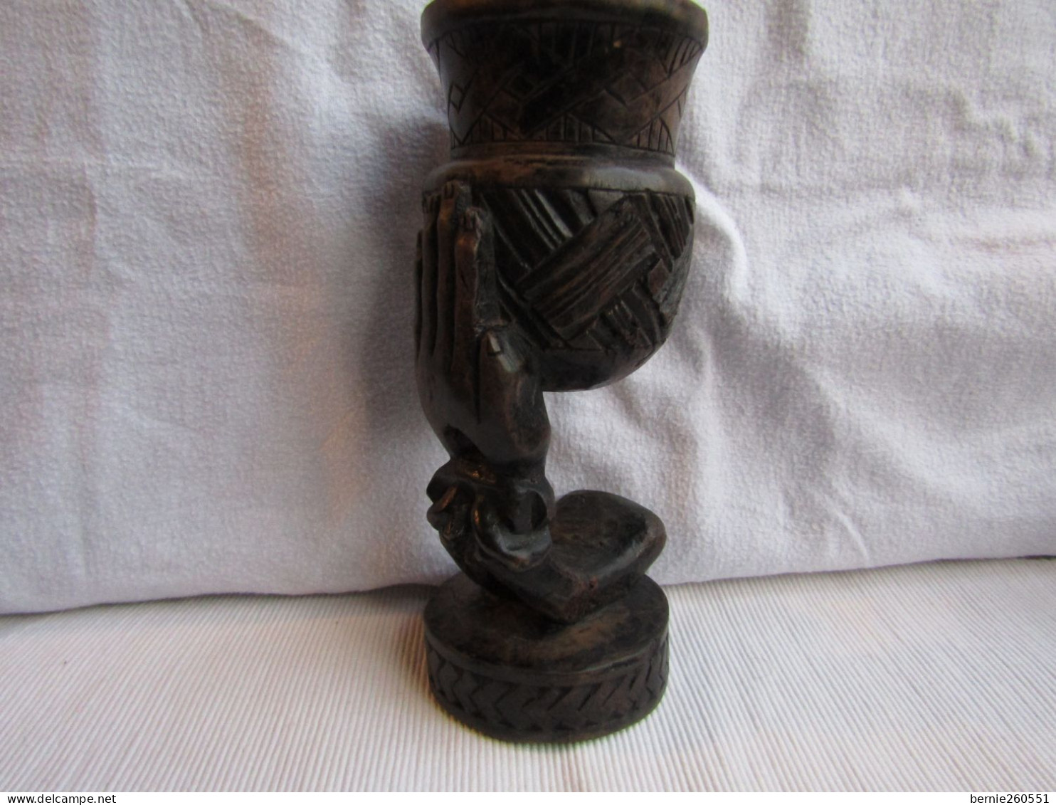 Merveilleuse Sculpture D'une Main Portant Une Coupe H 20 Cm - African Art