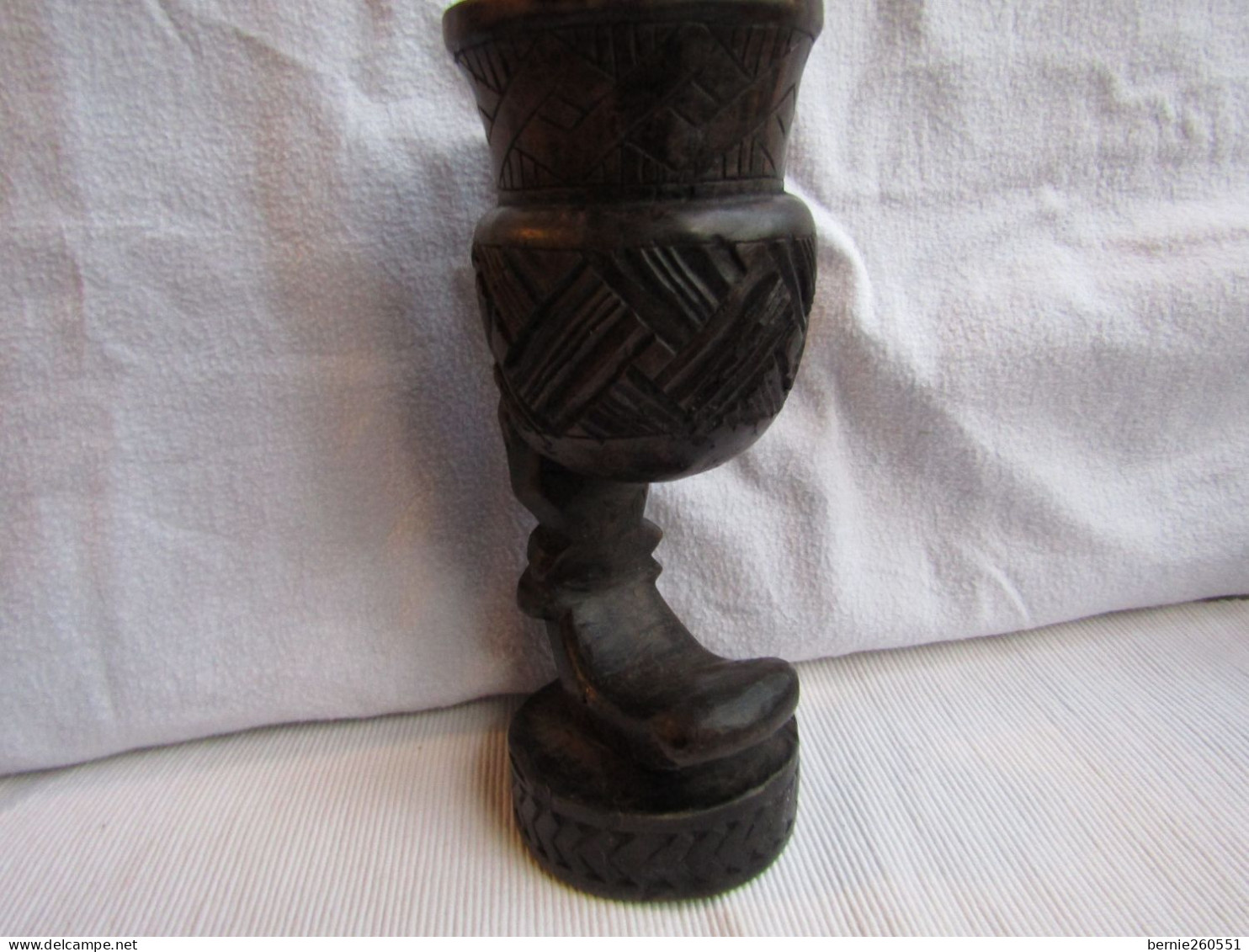 Merveilleuse Sculpture D'une Main Portant Une Coupe H 20 Cm - African Art