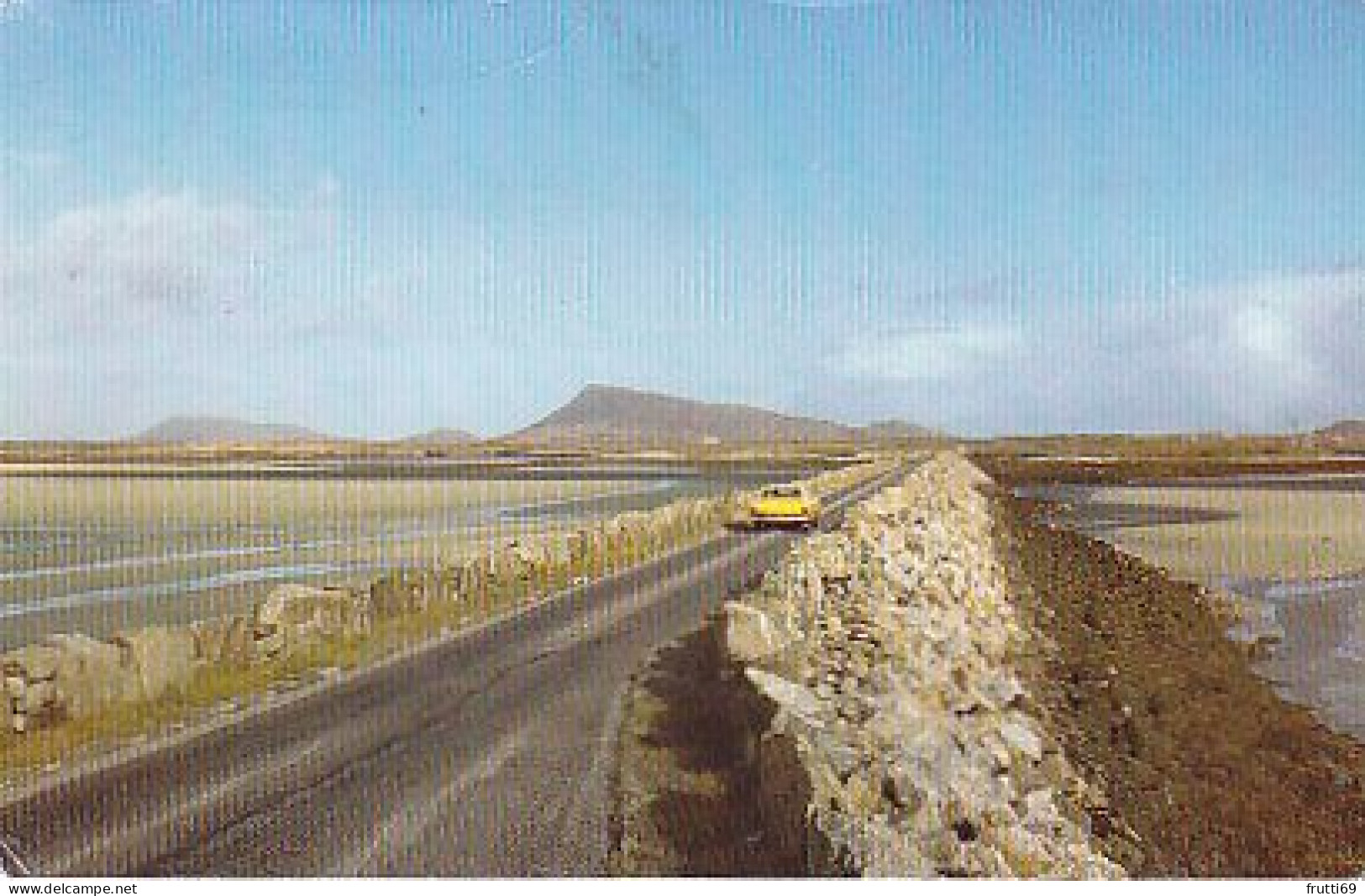 AK 214819 SCOTLAND - The Causeway Between Benbecula And North Uist - Sonstige & Ohne Zuordnung