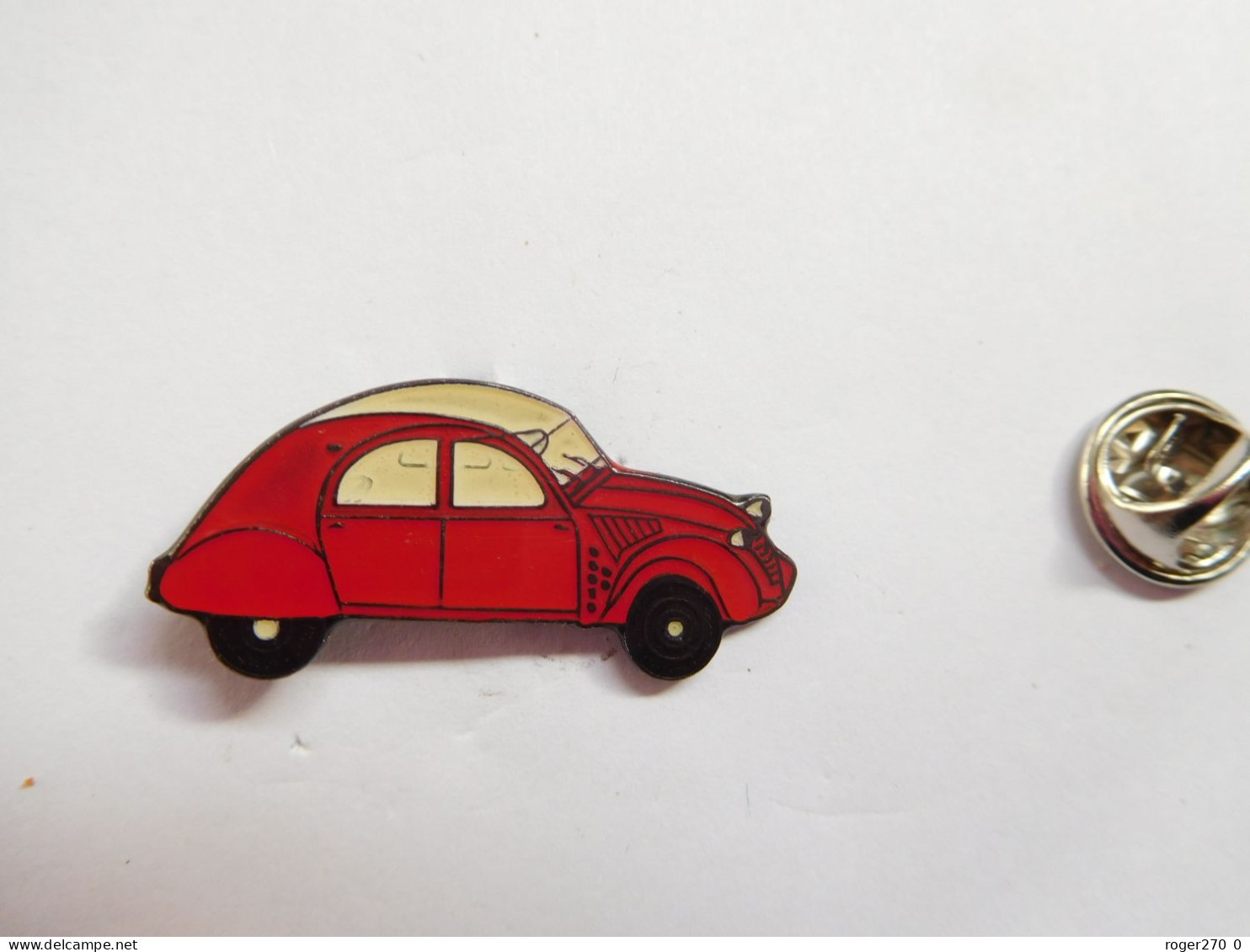 Beau Pin's , Auto Citroën 2 CV , 2 CH , Rouge , Toit Blanc , Fond Noir Quadrillé - Citroën