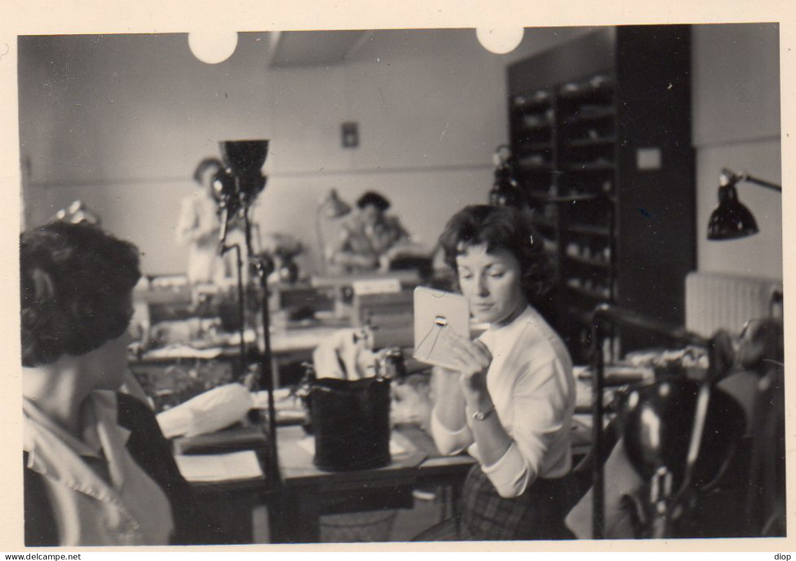 Photographie Photo Vintage Snapshot Femmes Miroir Women Beaut&eacute; - Anonyme Personen