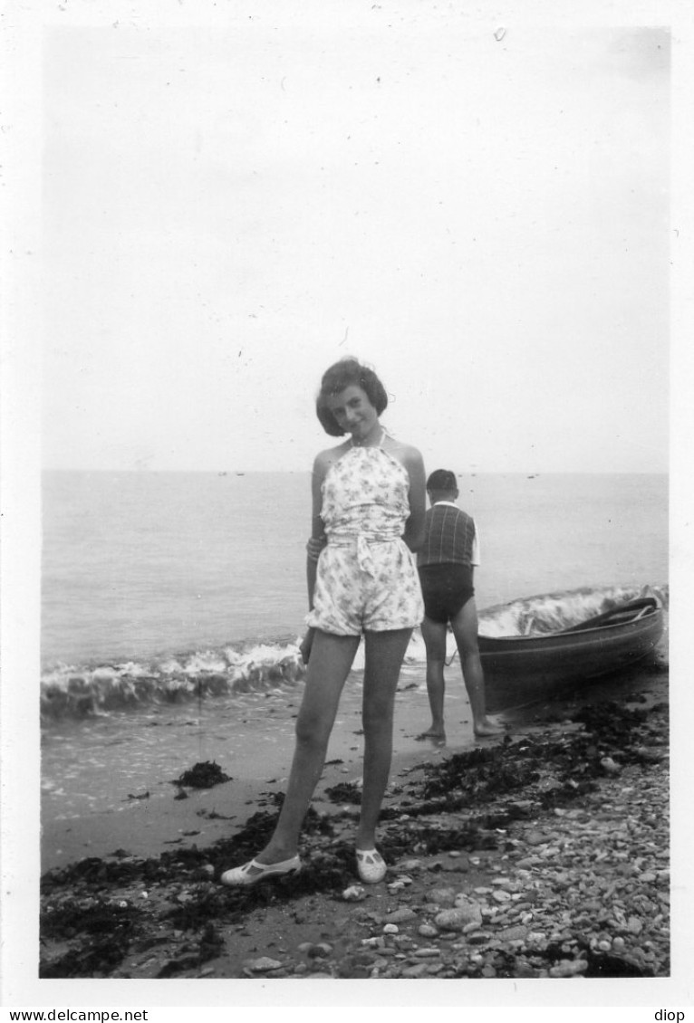 Photographie Photo Vintage Snapshot Plage Seaside Galet Vague Wave - Orte