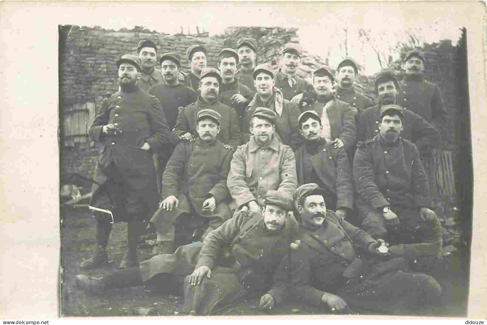 Militaria - Carte Photo De Soldats - Animée - CPA - Voyagée En 1915 - Voir Scans Recto-Verso - Régiments