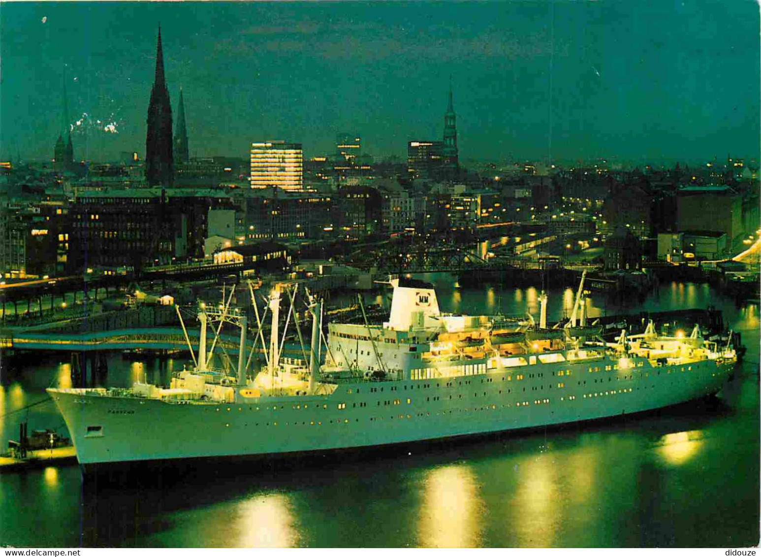 Bateaux - Paquebots - Hamburg - Harbor And City Skyline - CPM - Voir Scans Recto-Verso - Paquebots