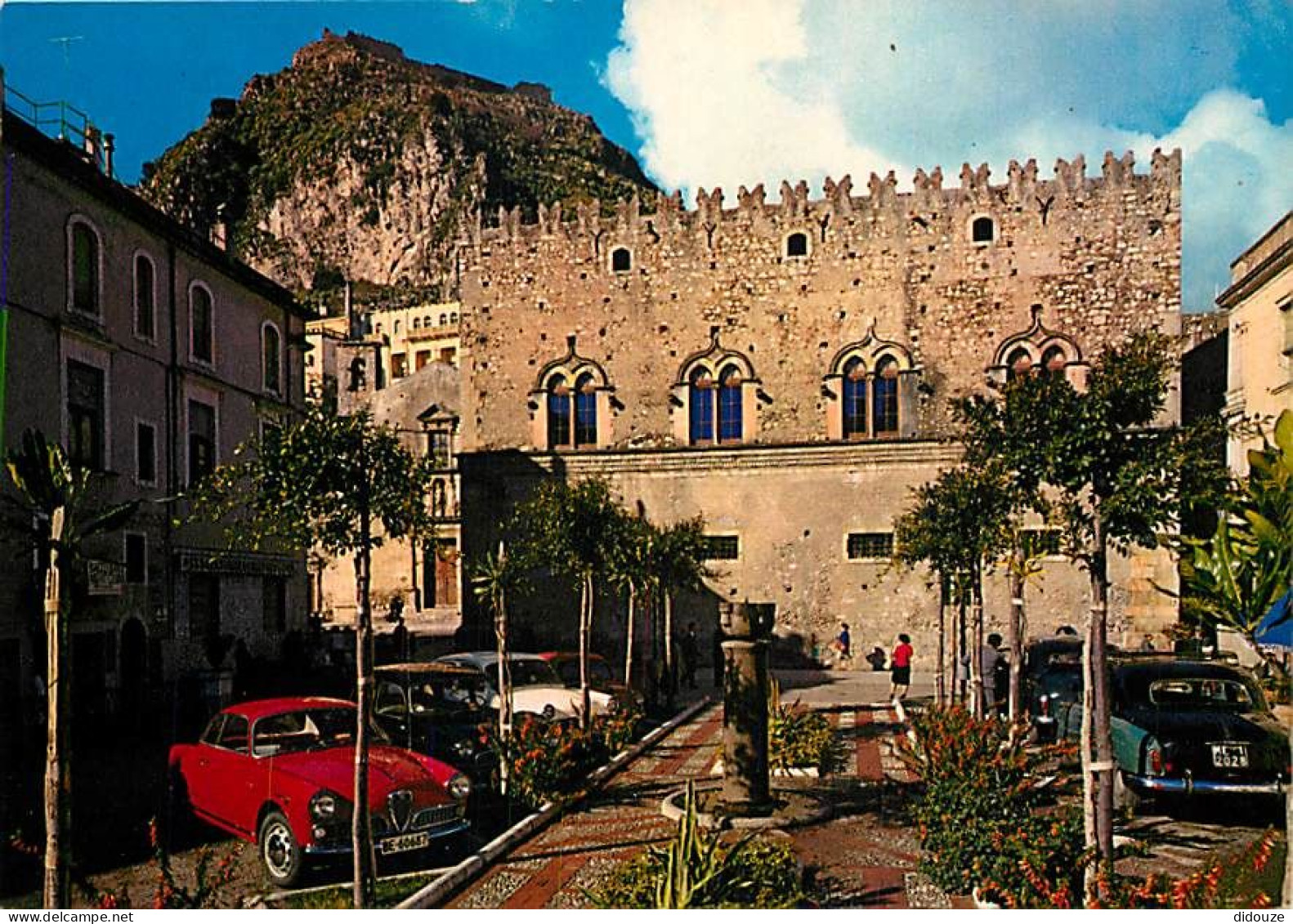 Automobiles - Italie - Italia - Taormina - Piazza Badia E Palazzo Corvaia - Place Badia Et Palais Corvaia - CPM - Voir S - Turismo