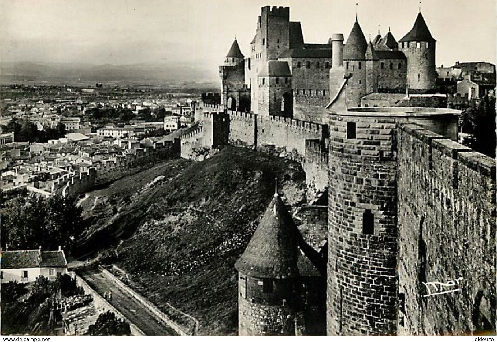 11 - Carcassonne - La Cité De Carcassonne - Château Comtal Et Tour Sarrazine - Carte Dentelée - CPSM Grand Format - Cart - Carcassonne