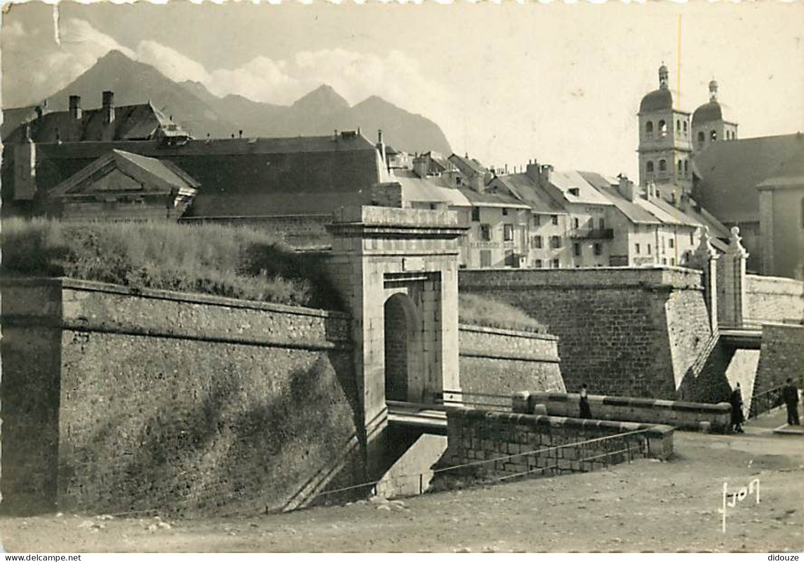 05 - Briançon - La Porte De Pignerol - Animée - CPSM Grand Format - Etat Carte Arrachée En Haut à Gauche - Voir Scans Re - Briancon