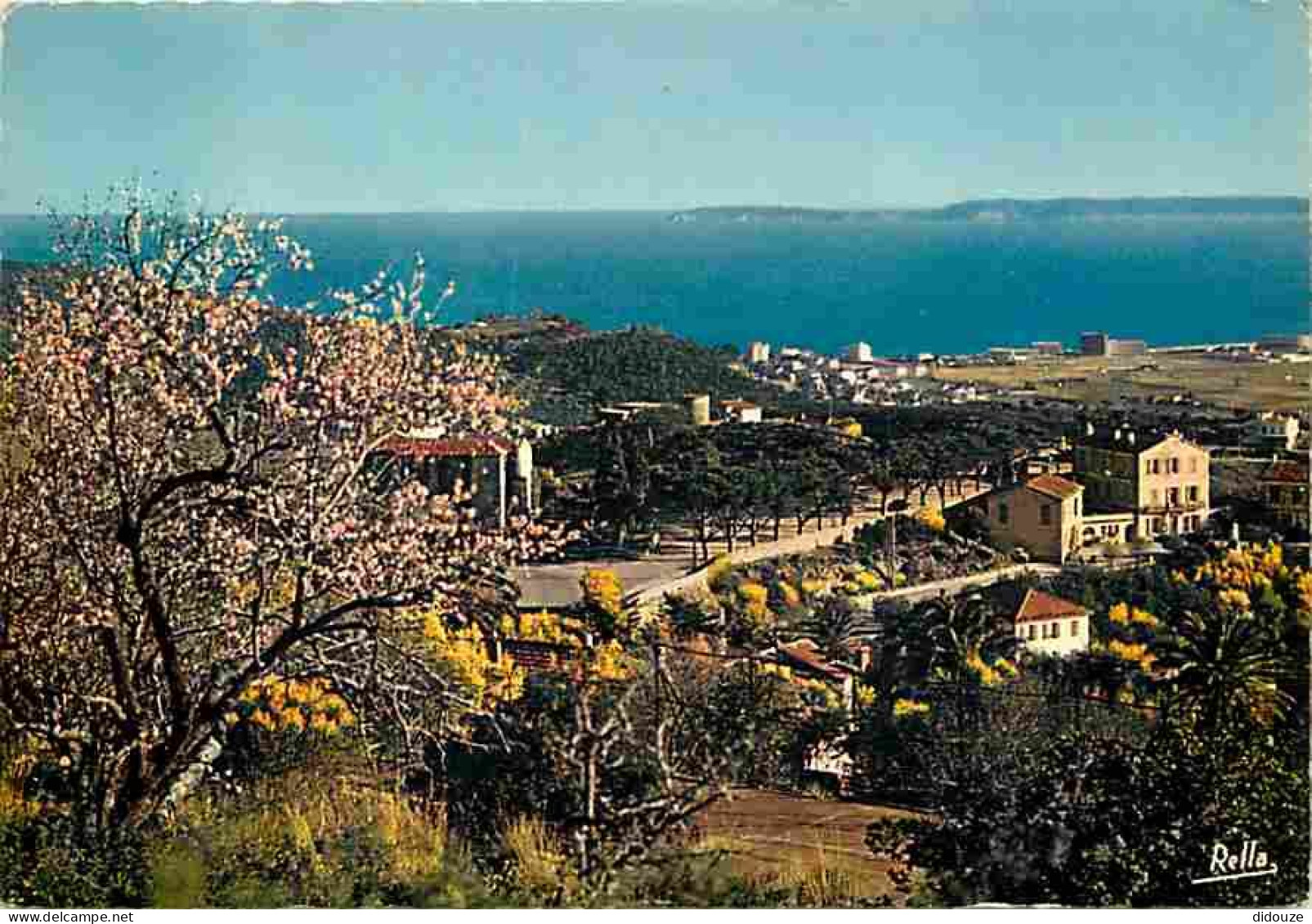 83 - Bormes Les Mimosas - La Chapelle Saint François Et La Mairie - Sur Le Rivage Les Nouveaux Immeubles Du Lavandou - C - Bormes-les-Mimosas