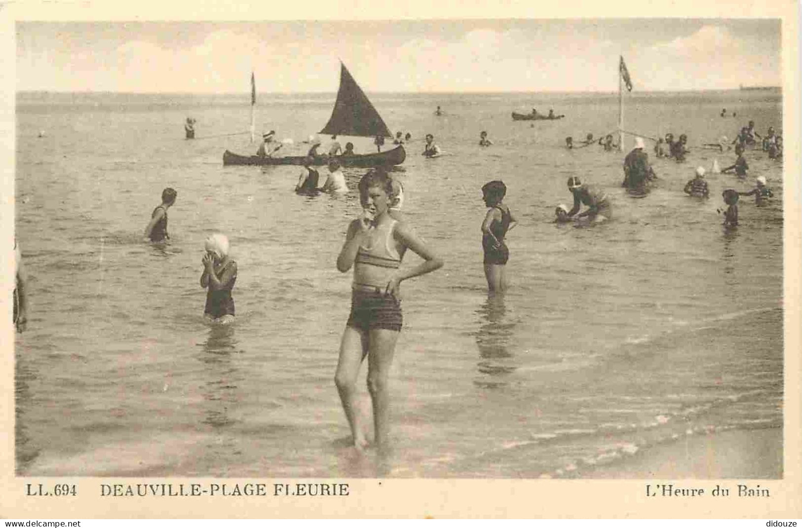 Femmes - Baigneuses - Deauville Plage Fleurie - L'heure Du Bain - Animée - Enfants - CPA - Voir Scans Recto-Verso - Women