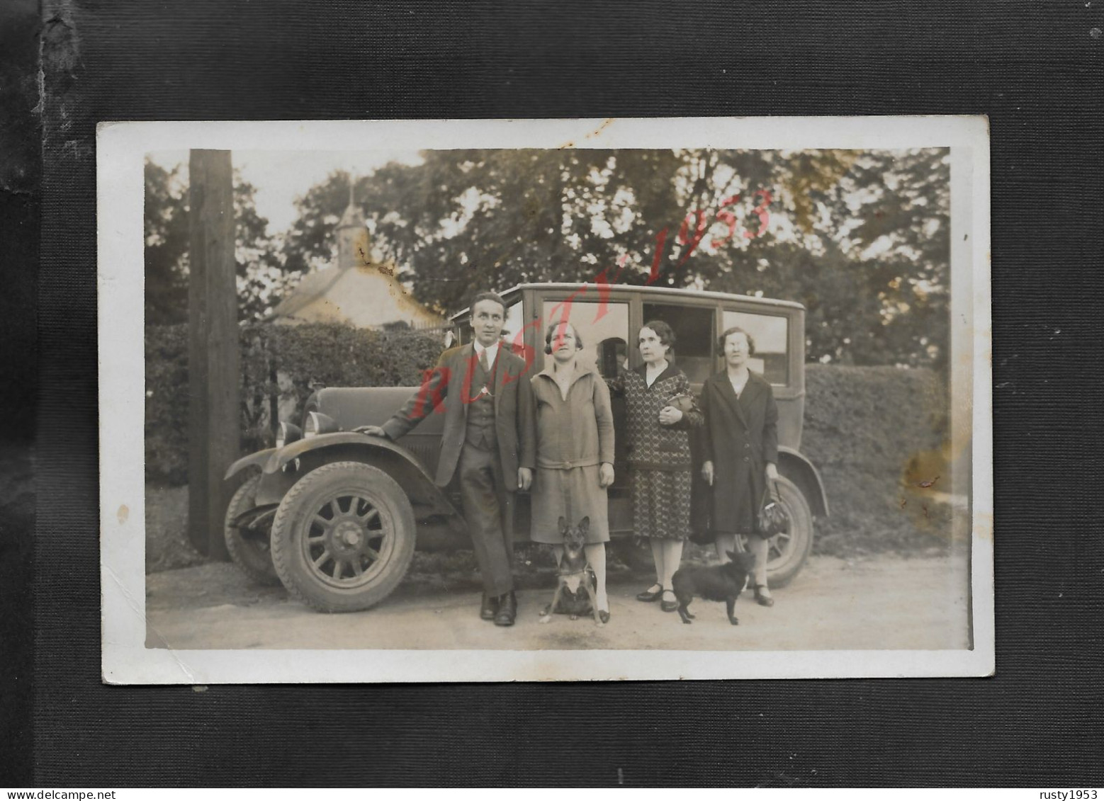 CARTE PHOTO SOUVENIR DE VACANCE DE FAMILLE PERSONNAGES & DEUX PETIT CHIENS ANCIENNE AUTOMOBILE À LA CELLE SAINT CLOUD : - Turismo