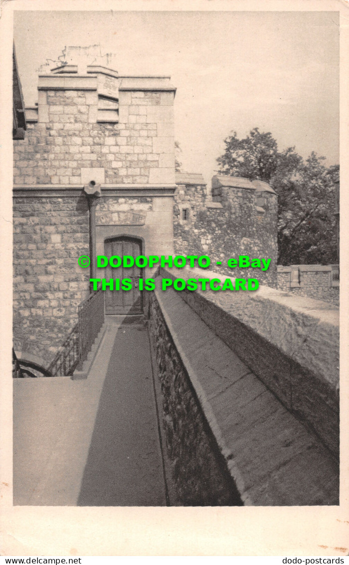 R498721 Tower Of London. The Bloody Tower. Raleigh Walk - Sonstige & Ohne Zuordnung