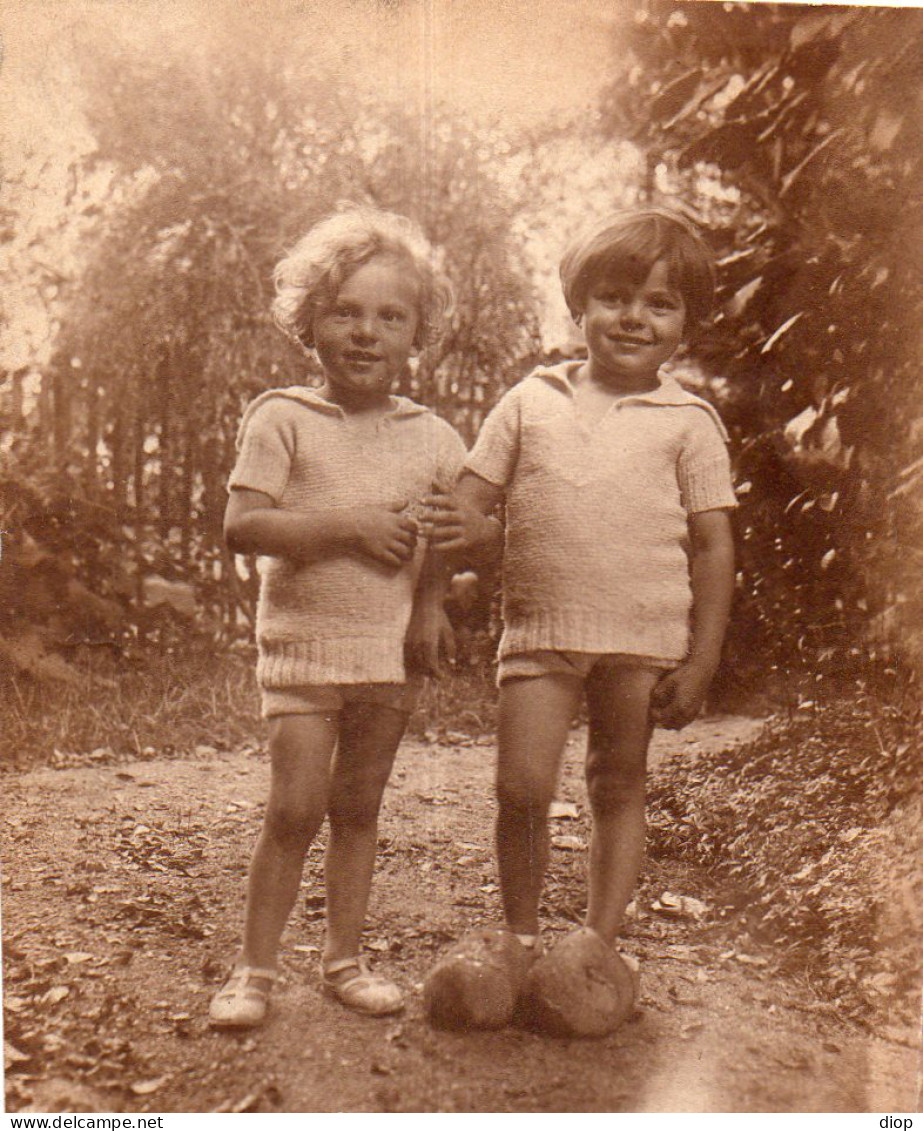 Photographie Photo Vintage Snapshot Enfant Child Terrain Sabot Campagne Clog - Anonyme Personen
