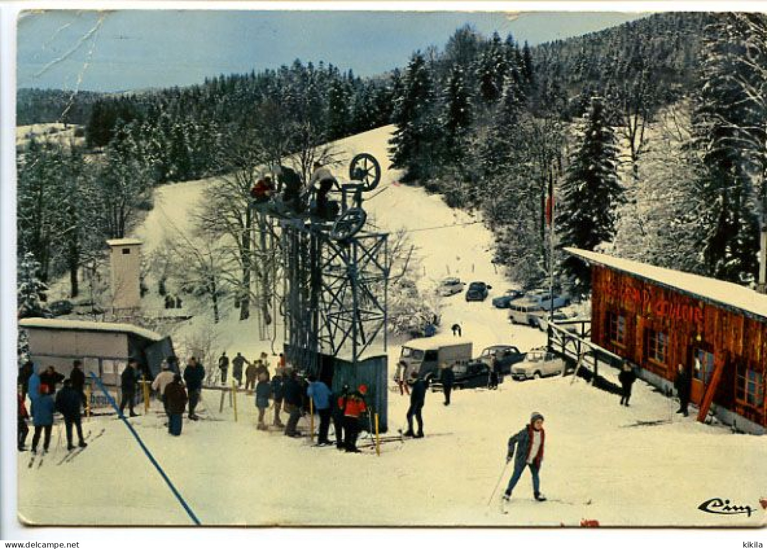 CPSM  10,5 X 15  Ain    HAUTEVILLE-LOMPNES Le Remonte-pente     -Téleski -Skieurs -Citroën Tub -Renault 4L -Simca 1000 - Hauteville-Lompnes