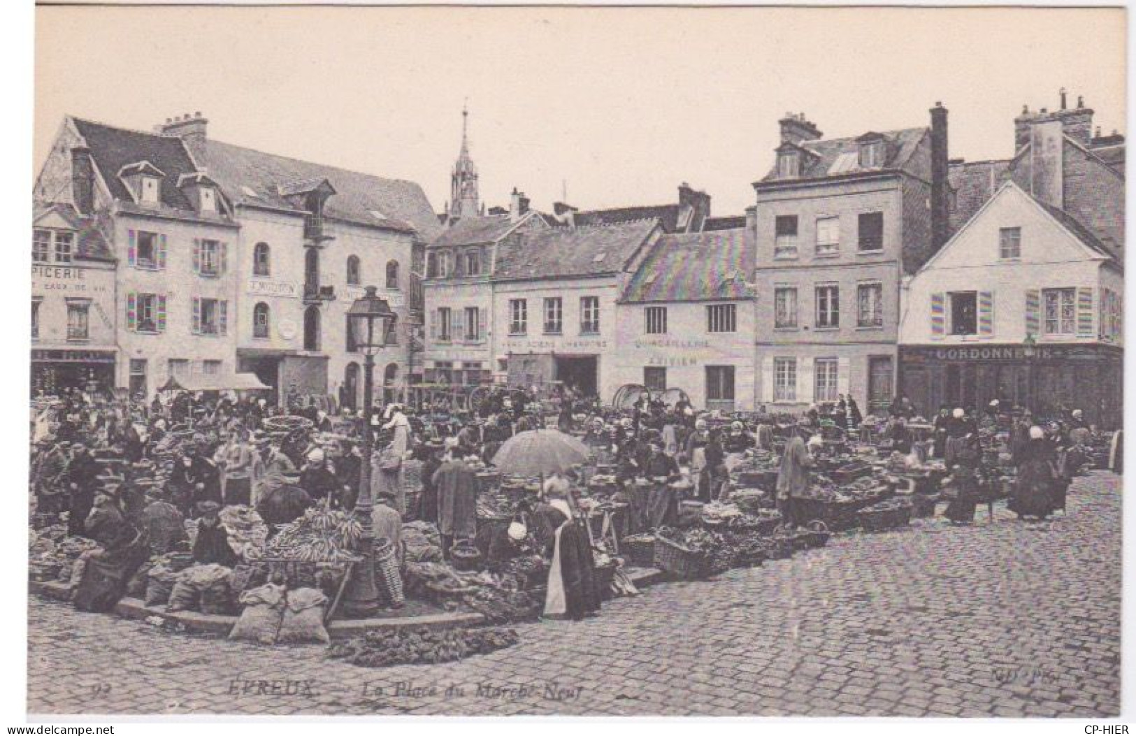 27 - EURE - EVREUX - UN JOUR DE MARCHE SUR LA PLACE DU MARCHE NEUF - Evreux