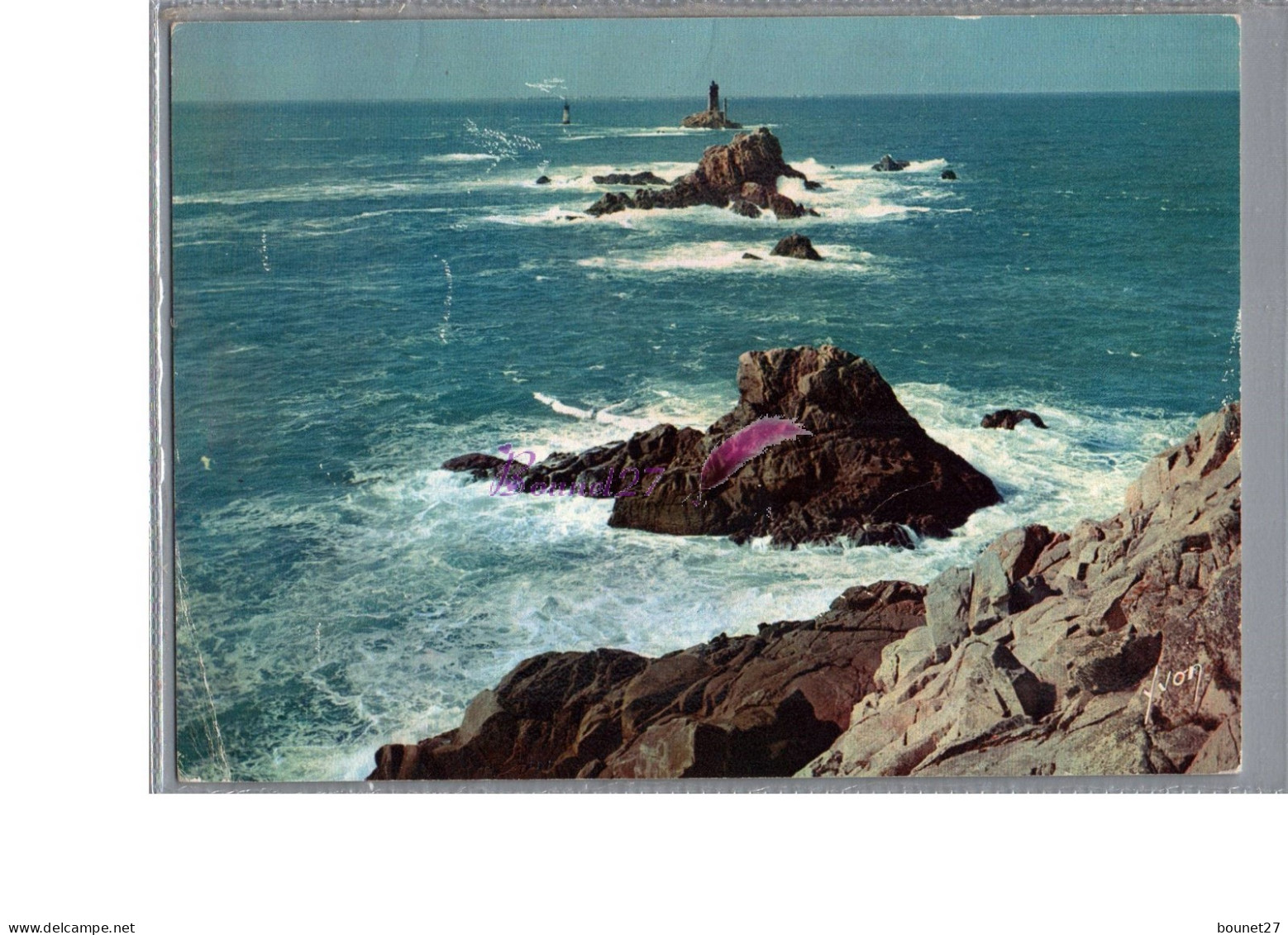 LA POINTE DU RAZ 29 - Le Phare De La Vieille Ville Au Loin L'Ile De Sein - La Pointe Du Raz