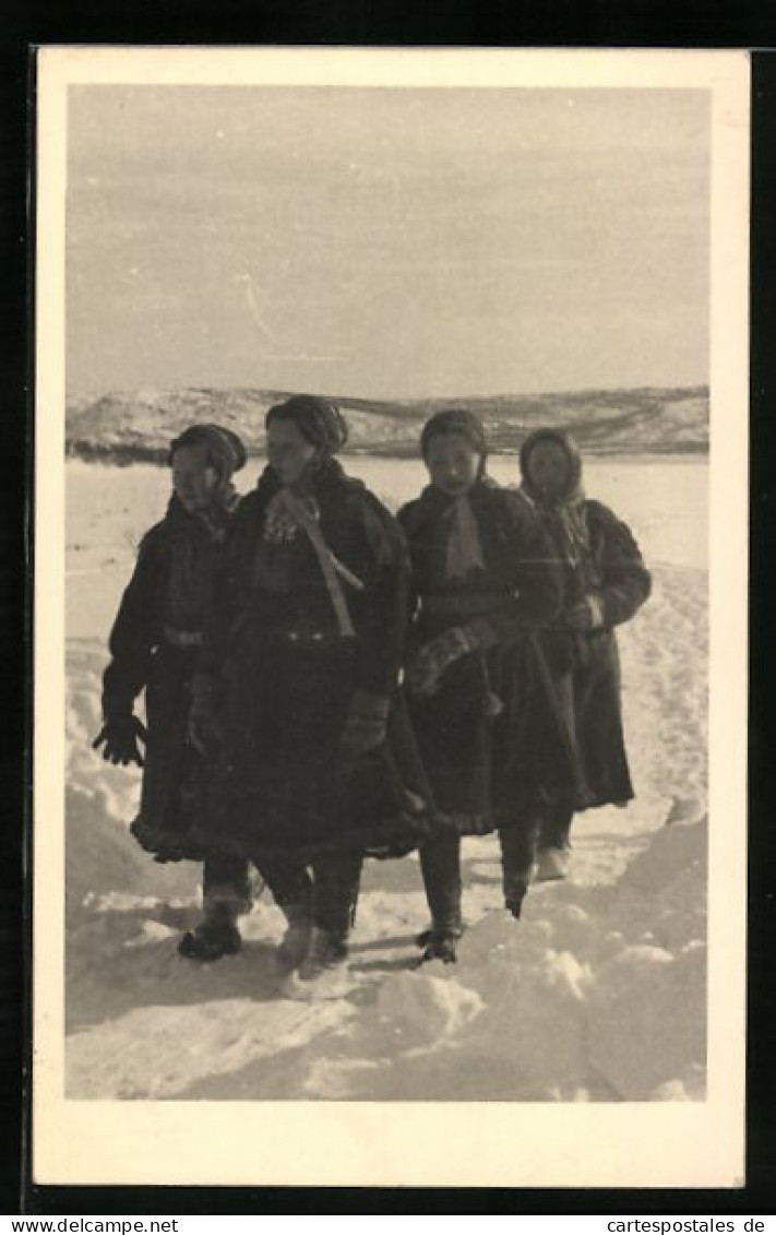 Foto-AK Finninnen In Trachtenkleidung Im Schnee  - Unclassified
