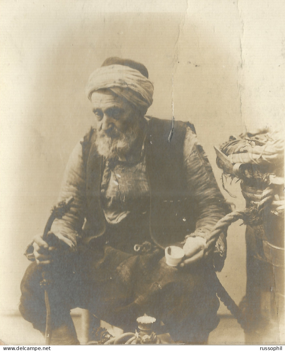 TURKIYE - PHOTOCARD - STREET SCENE  - SAT OLD MAN SMOKING AND DRINKING COFFEE  - 1900 - Turkije