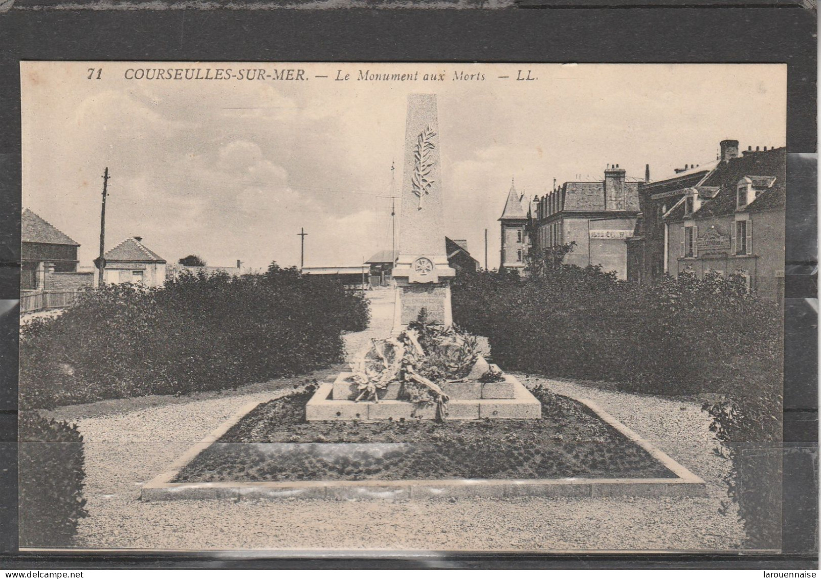 14 - COURSEULLES SUR MER - Le Monument Aux Morts - Courseulles-sur-Mer