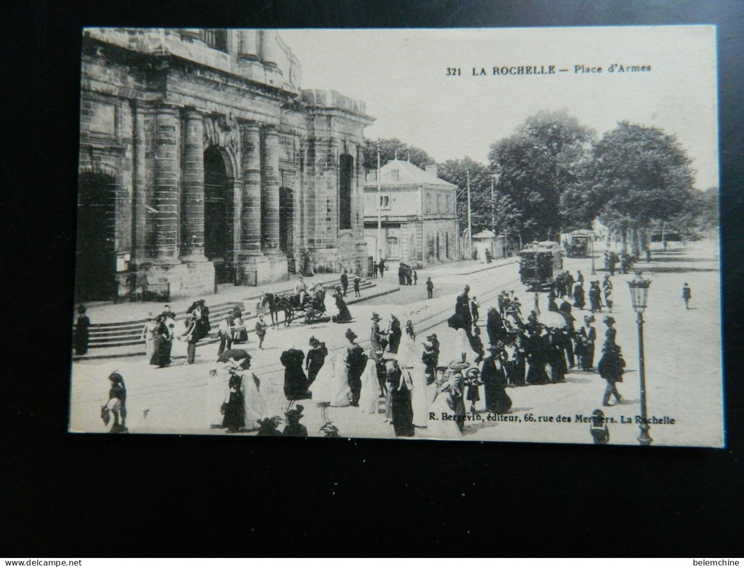 LA ROCHELLE                           PLACE D'ARMES - La Rochelle