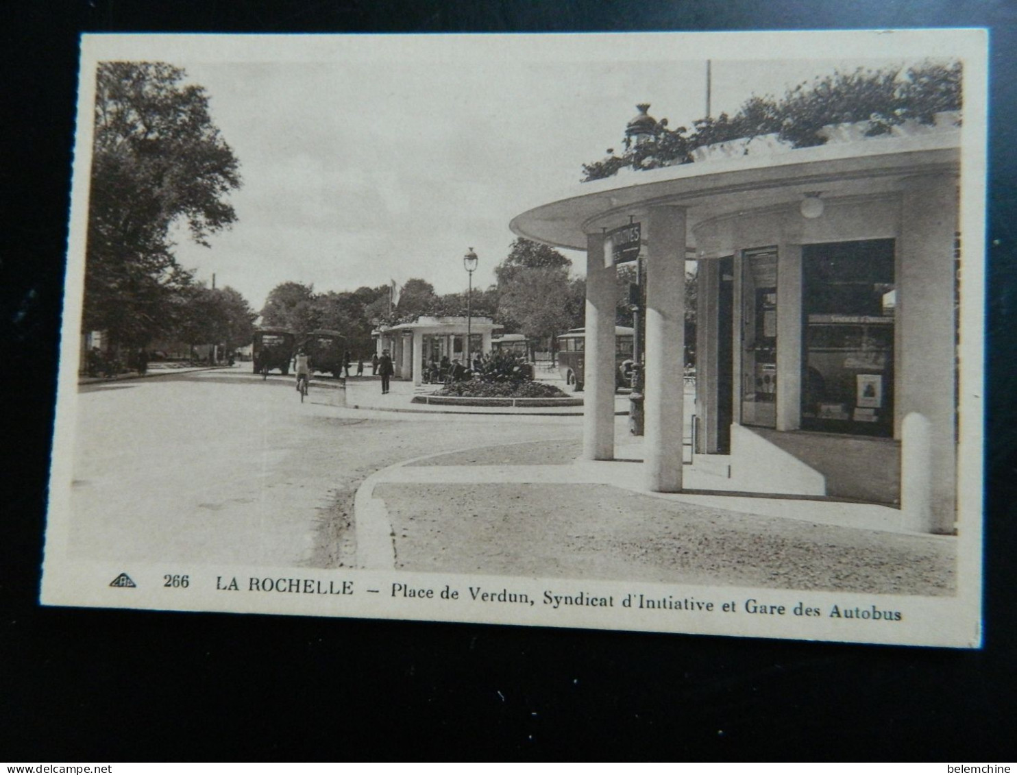 LA ROCHELLE                           PLACE DE VERDUN SYNDICAT D'INITIATIVE ET GARE  DES AUTOBUS - La Rochelle