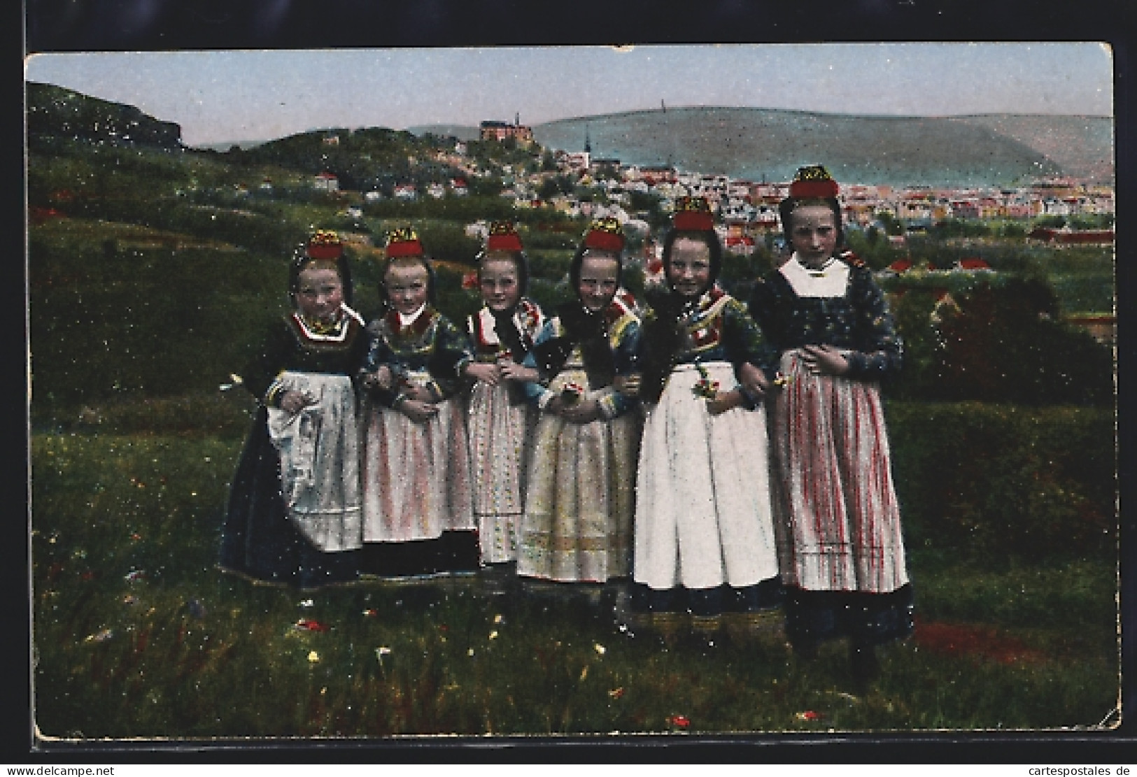 AK Junge Mädchen Stehen Brav Auf Der Wiese, Hessische Tracht  - Costumes