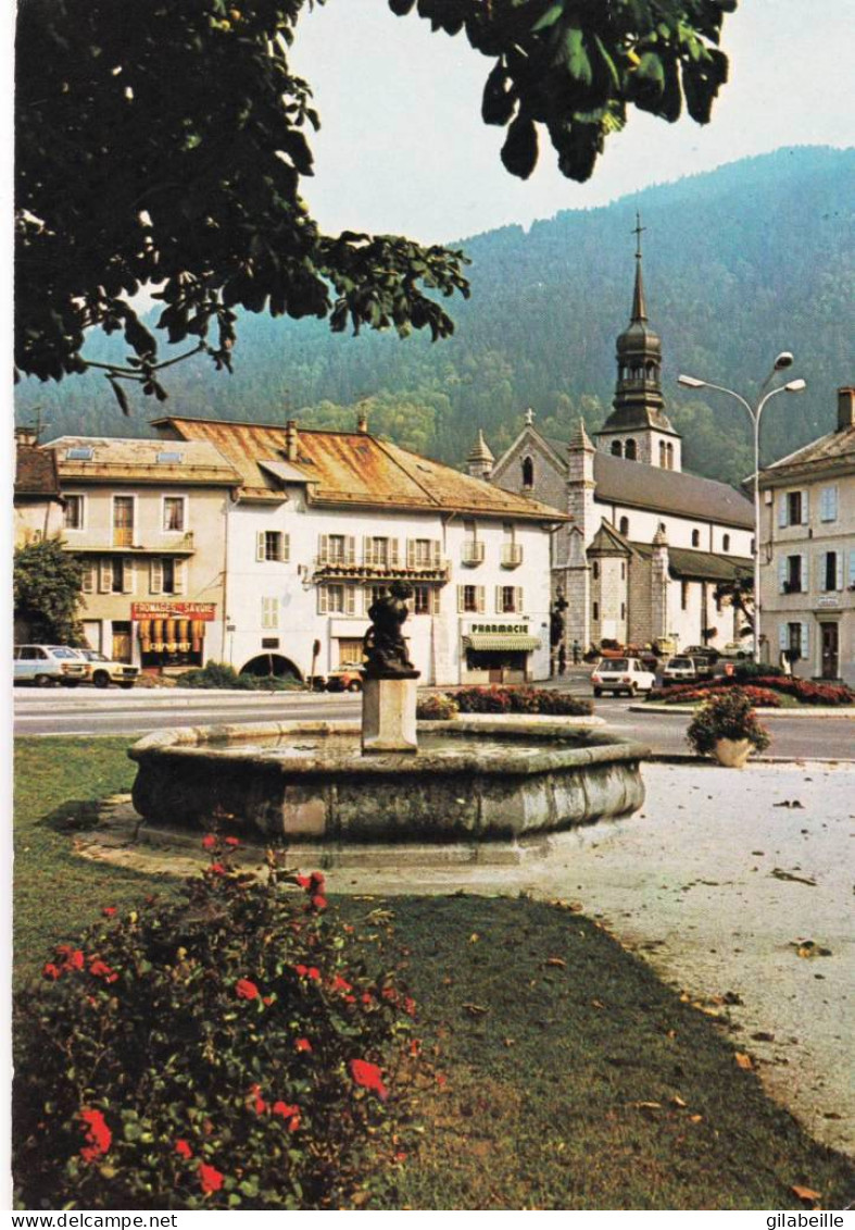 74 - Haute Savoie -  THONES - Place Du Capitaine Anjot Et L'église - Thônes