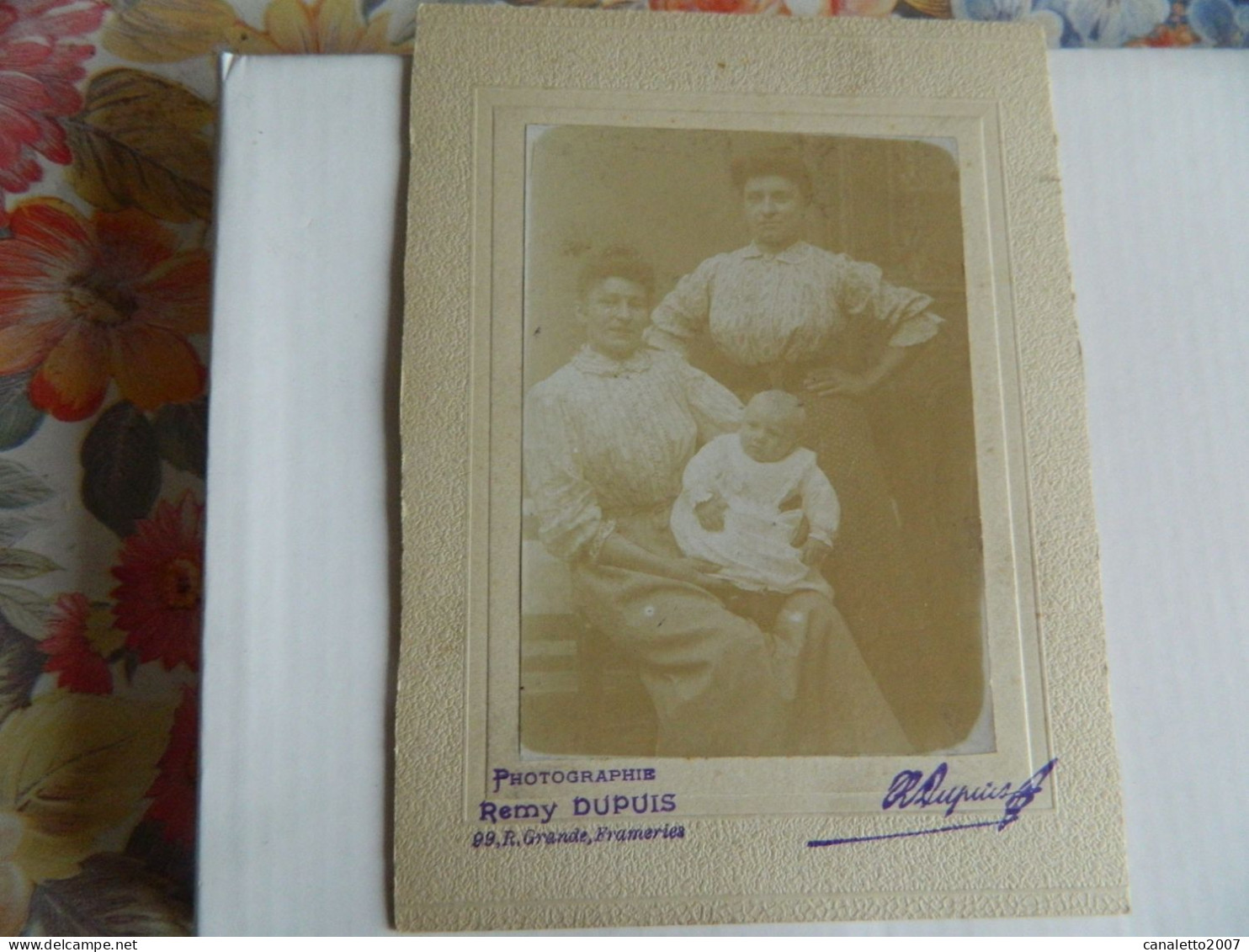 FRAMERIES:TRES BELLE PHOTO SUR CARTONNAGE DE 3 GENERATIONS DE FILLES FAITE CHEZ REMY CARLIER 99 R.GRANDE - Frameries