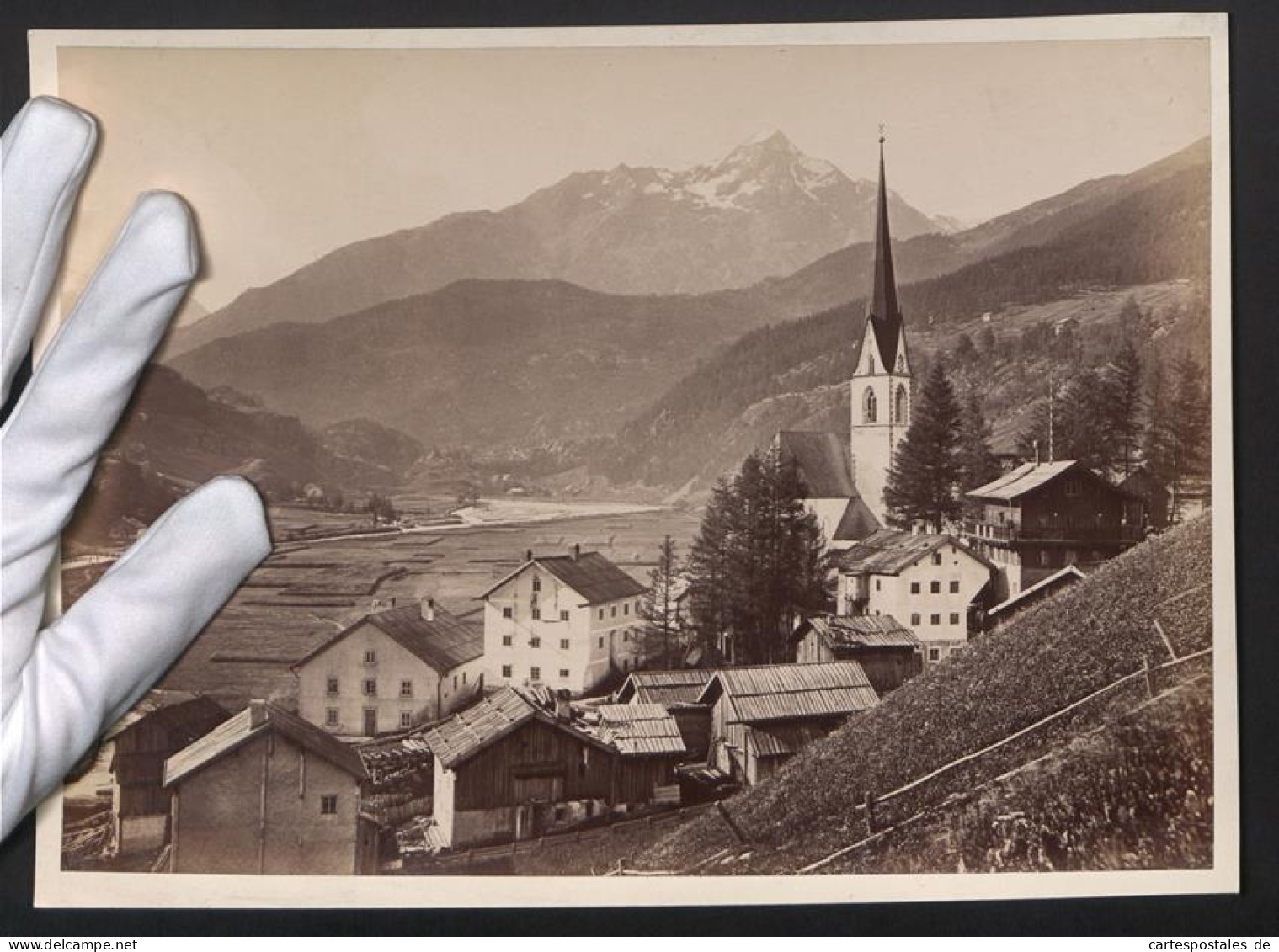 Fotografie Würthle & Spinnhirn, Salzburg, Ansicht Sölden Im Ötzthal, Teilansicht Des Ortes Mit Kirche Und Alpenpano  - Lieux