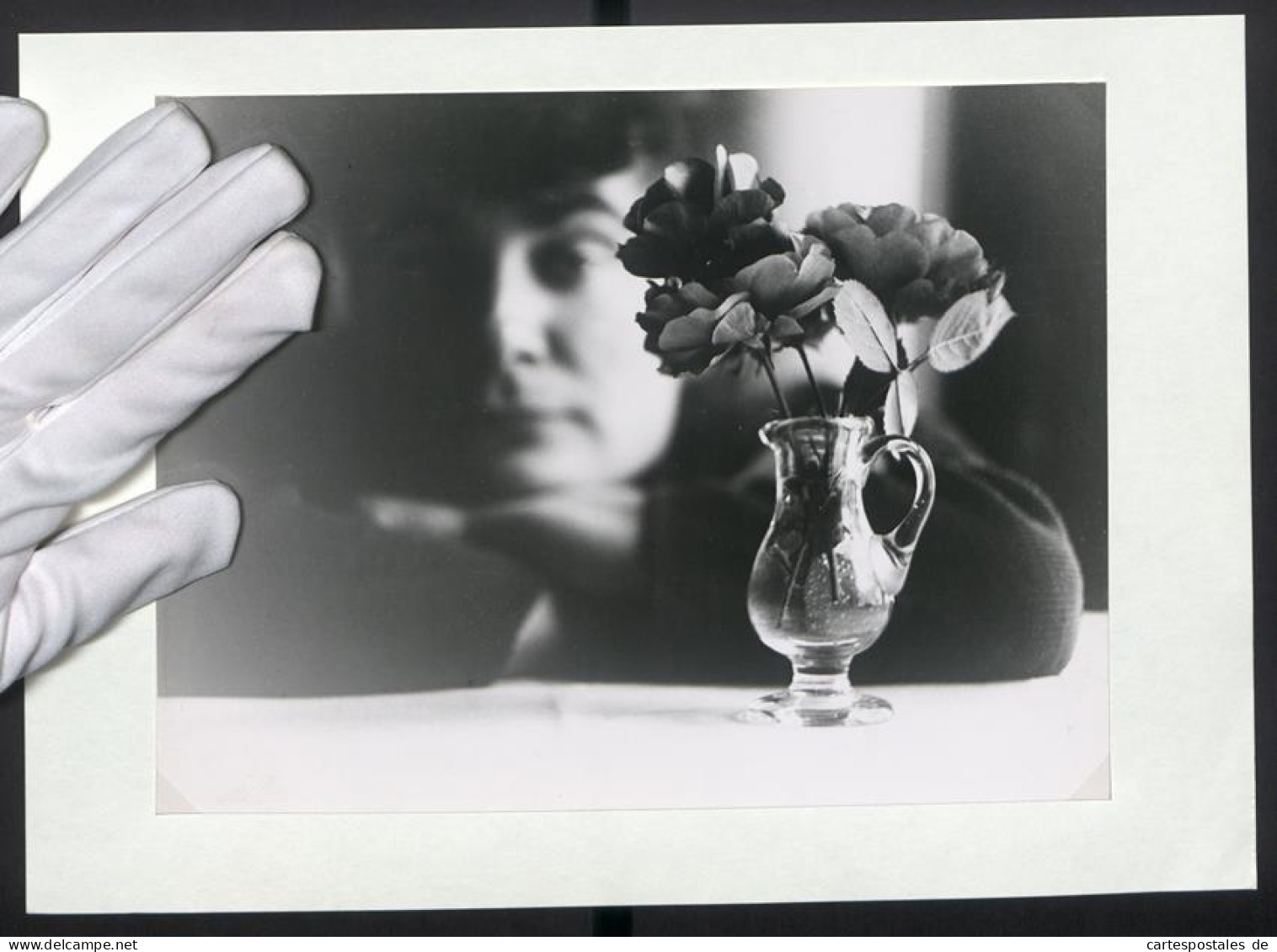Fotografie Unbekannter Fotograf Und Ort, Stilistisch Eingefangene Vase Mit Rosen Vor Einer Person  - Autres & Non Classés