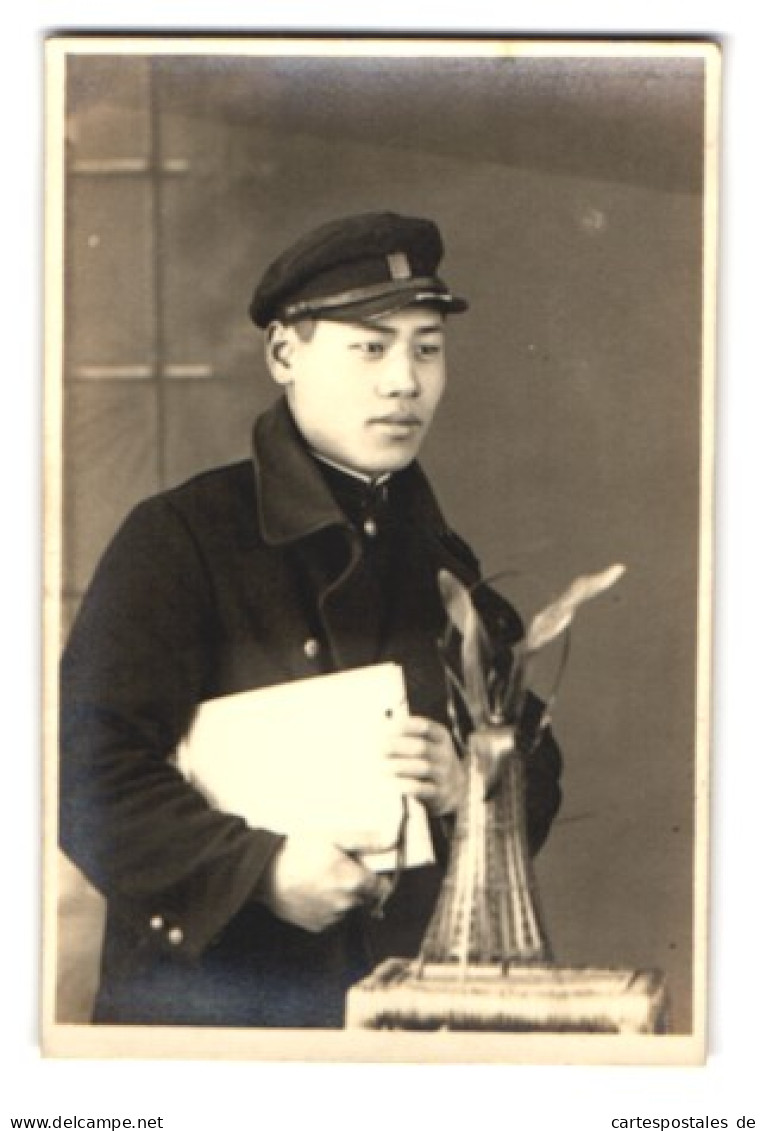 28 Fotografien Japan / Nippon, Uniform Portrait's Junger Männer, Fotografien teilweise mit Signatur & Datum 1952 