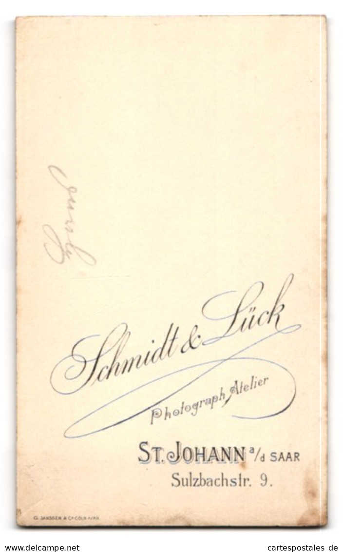 Fotografie Schmidt & Lück, St. Johann A. D. Saar, Sulzbachstr. 9, Niedliches Kind Mit Kleid Und Gürtel  - Personnes Anonymes