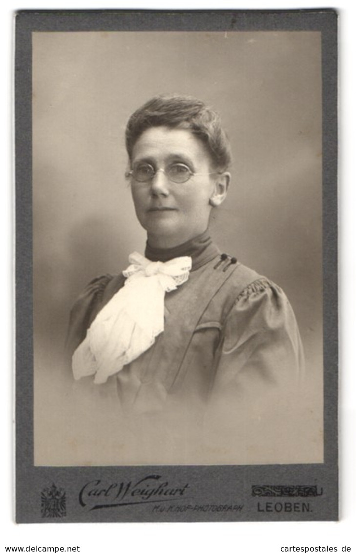 Fotografie Carl Weighart, Leoben, Stadt Josefee 187, Portrait Elegante Dame Mit Brille Und Schleife  - Personnes Anonymes