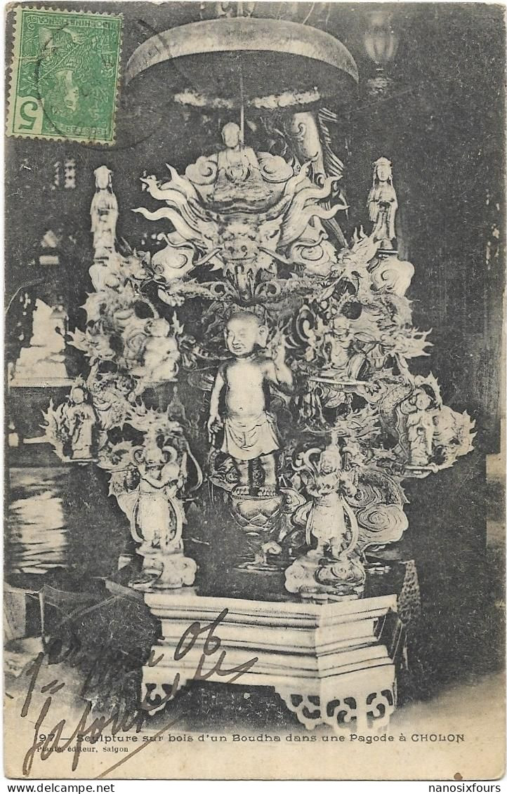 VIET NAM.  CHOLON. SCULPTURE SUR BOIS D UN BOUDHA DANS UNE PAGODE A CHOLON. CARTE ECRITE - Viêt-Nam