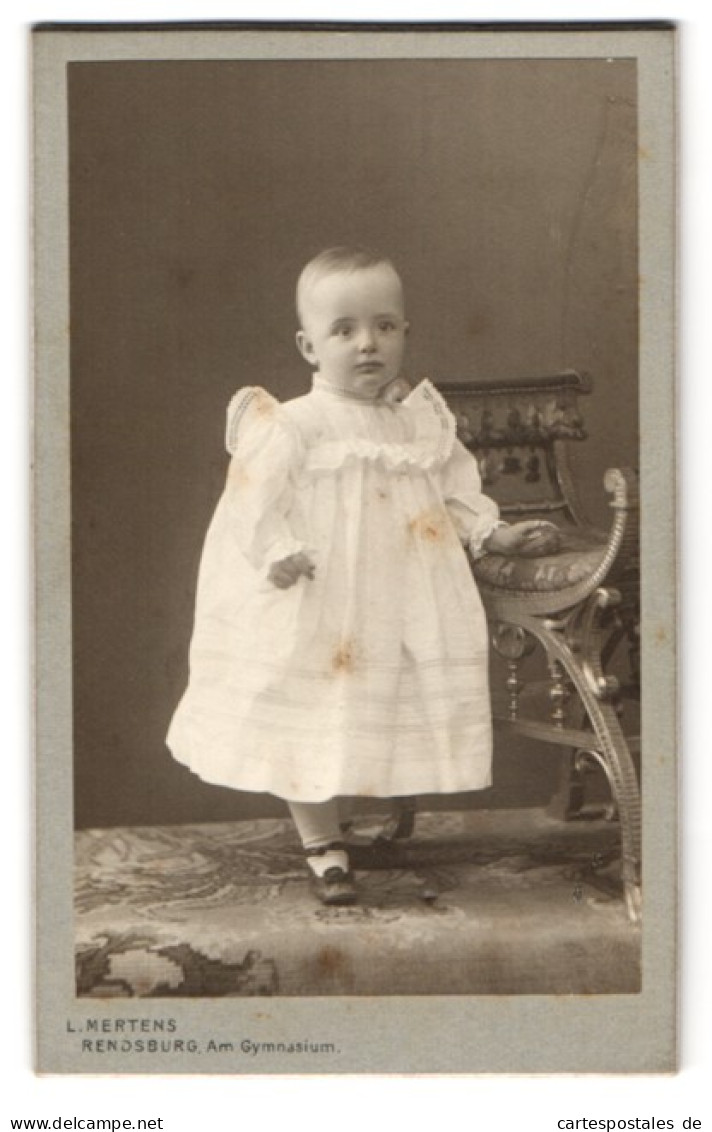 Fotografie L. Mertens, Rendsburg, Am Gymnasium, Portrait Karl-Edmund In Weissem Rüschenkleid  - Anonyme Personen