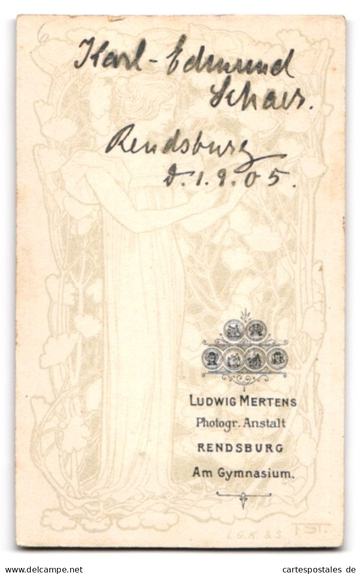 Fotografie L. Mertens, Rendsburg, Am Gymnasium, Portrait Karl-Edmund In Weissem Rüschenkleid  - Anonyme Personen
