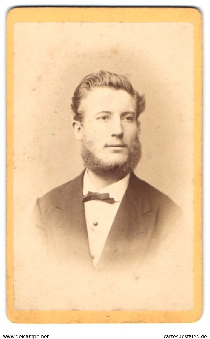 Fotografie N. A. Dietz, München, Sendlingerthorplatz 6a, Portrait Martin Sanna Mit Bart Im Anzug  - Anonyme Personen