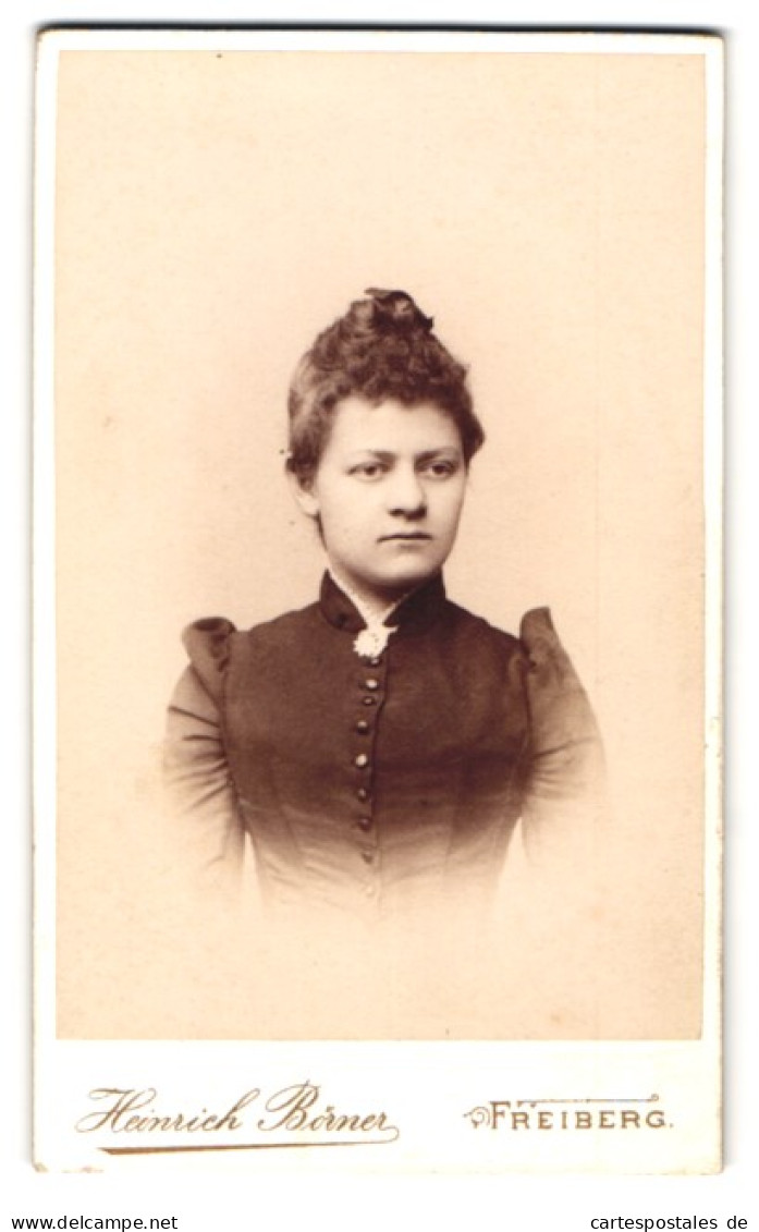 Fotografie Heinrich Börner, Freiberg I. S., Poststr., Portrait Martha Mit Hochsteckfrisur  - Anonyme Personen