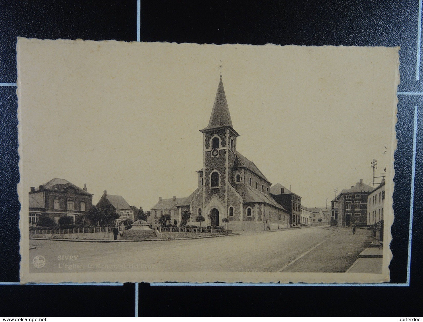 Sivry L'Eglise, Le Monument Et L'Ecole - Sivry-Rance