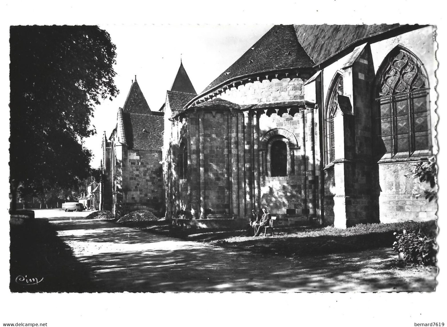 18  Dun Sur Aron -  Un Coin De L'eglise Avec L'absidiale Romane - Dun-sur-Auron