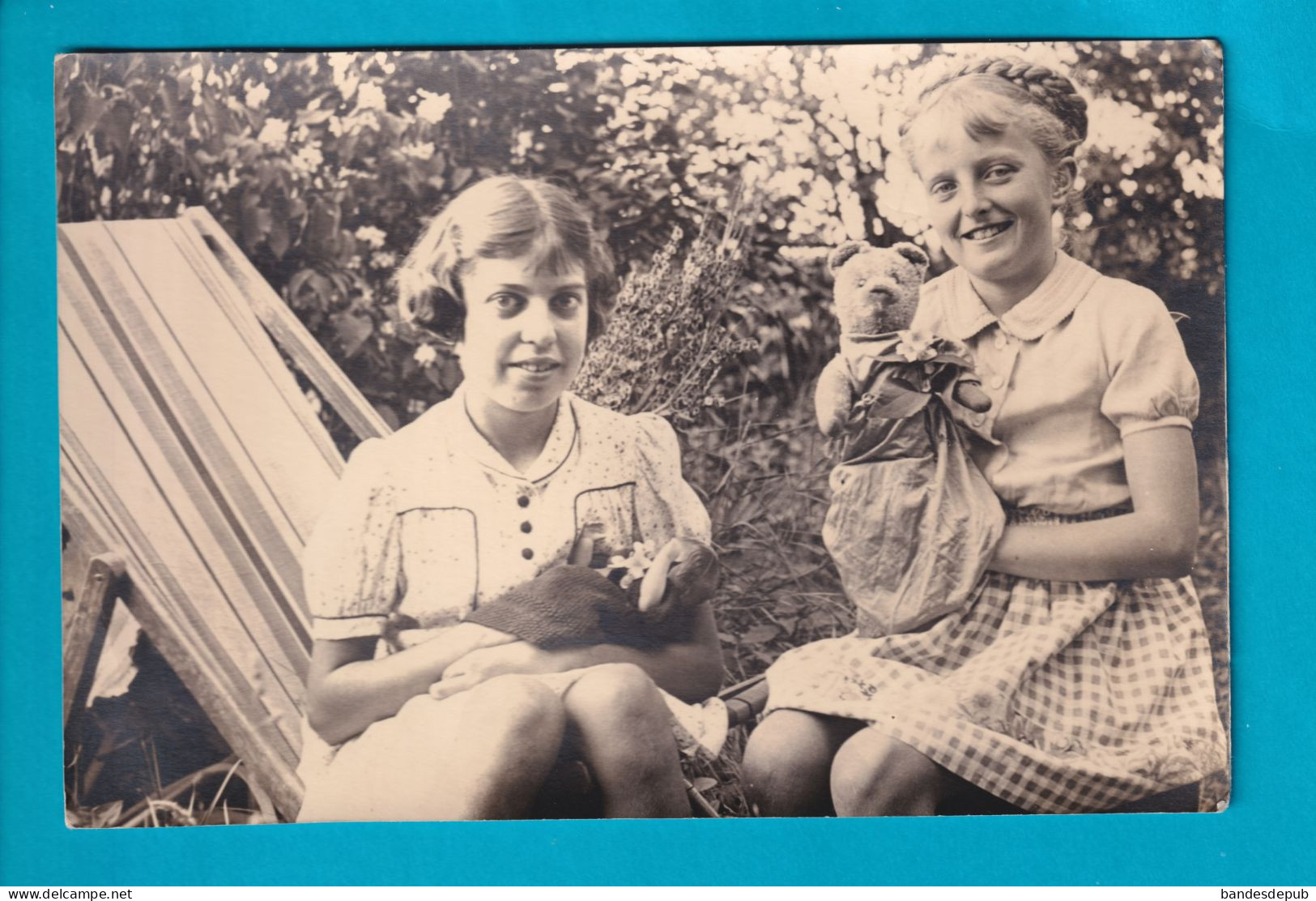 Photo Beau Format 10x15 Cm Années 1950 Deux Petites Filles Marionnettes Confectionnées Avec Jouets Poupée Nounours Ours - Anonyme Personen