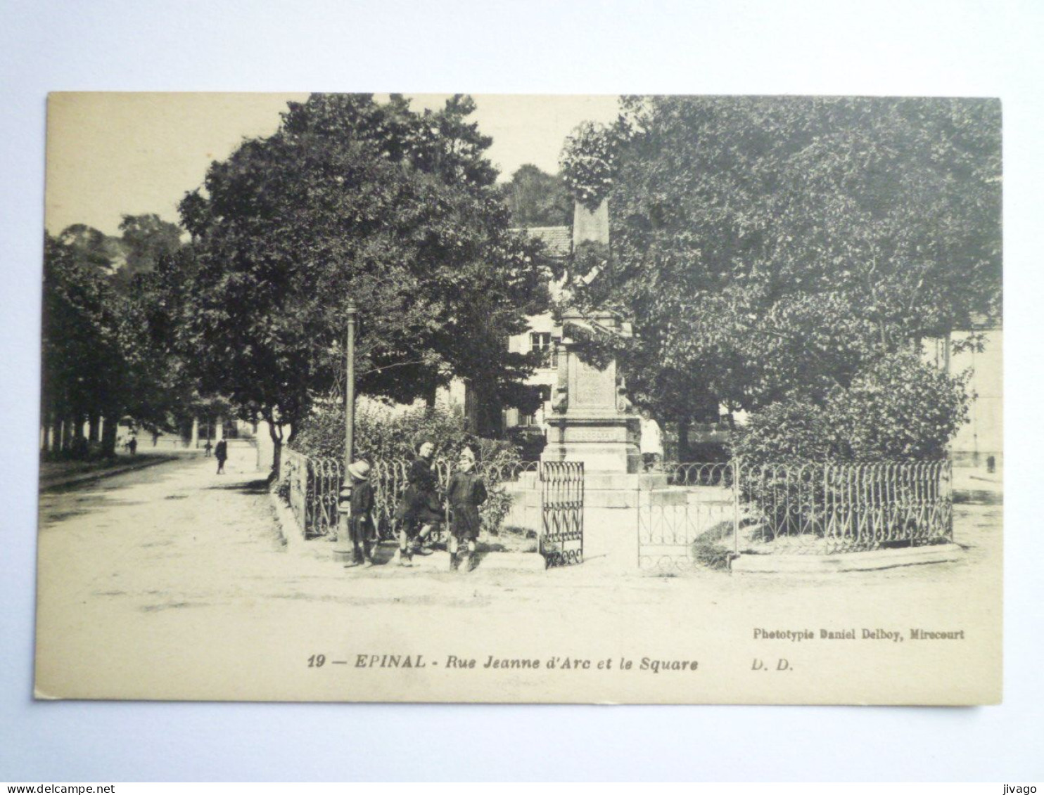 2024 - 1528  EPINAL  (Vosges)  :  Rue Jeanne D'ARC Et Le Square   XXX - Epinal