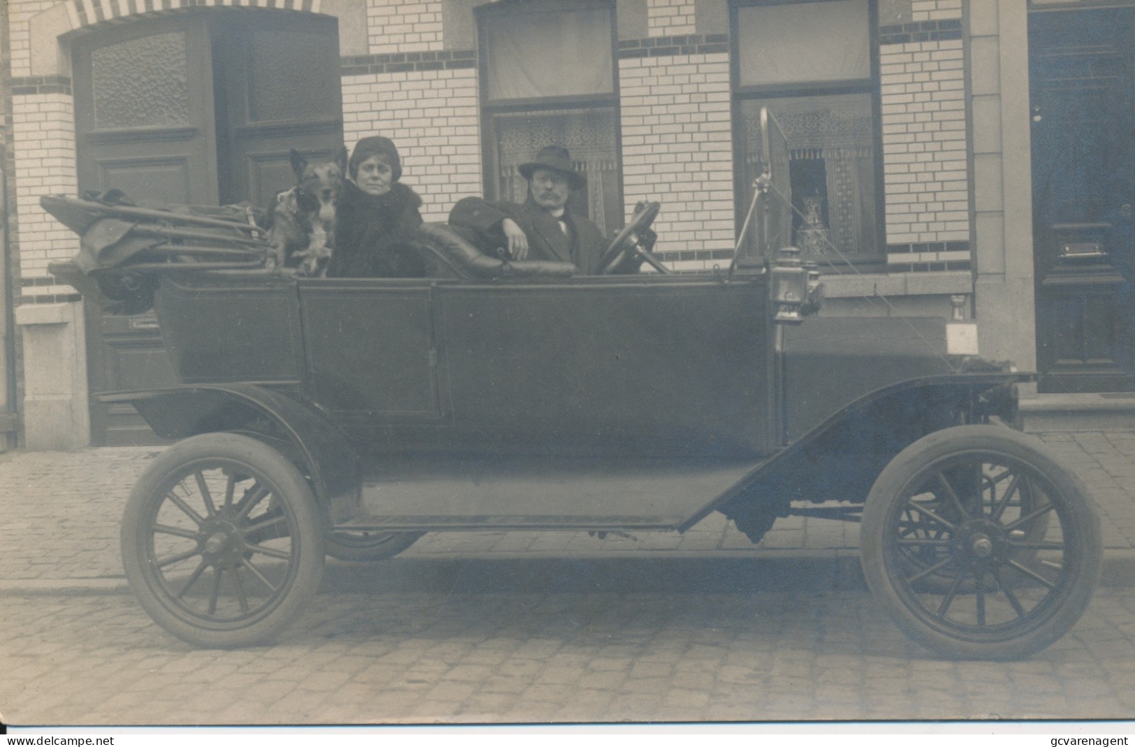 FOTOKAART.  FAMILIE MET HOND IN OUDE AUTO     FOTOKAART                                              ZIE AFBEELDINGEN - Toerisme