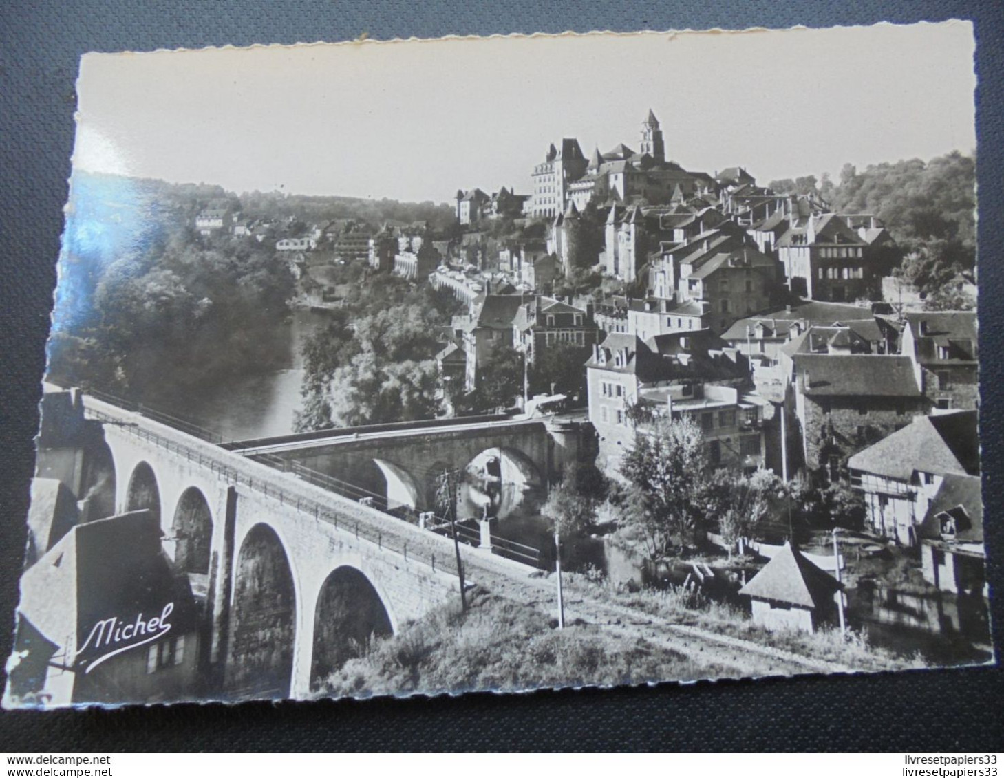 CPA (19) Uzerche Vue Générale , Le Viaduc - Uzerche