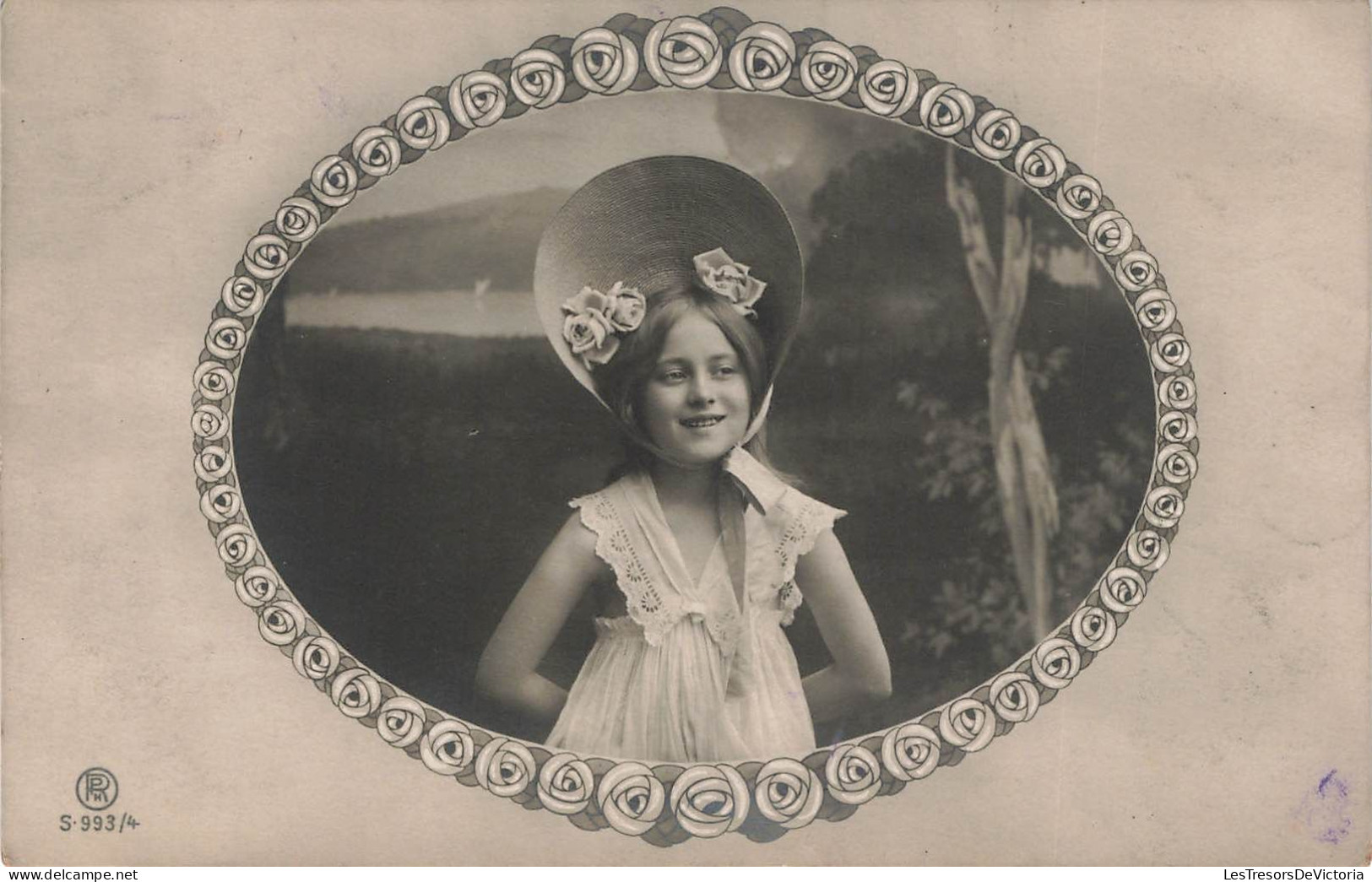 ENFANTS - Une Petite Fille Avec Un Chapeau - Animé - Carte Postale Ancienne - Portraits