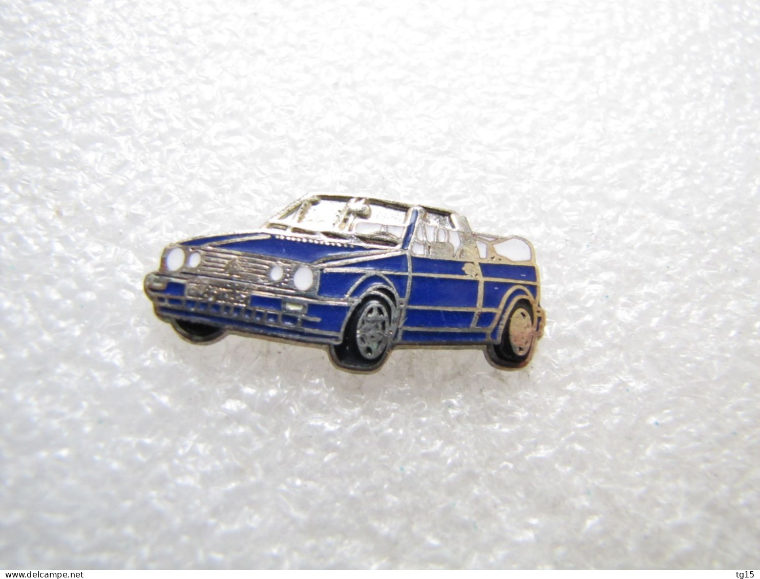 PIN'S    VOLKSWAGEN  GOLF  CABRIOLET  Email Grand Feu - Volkswagen